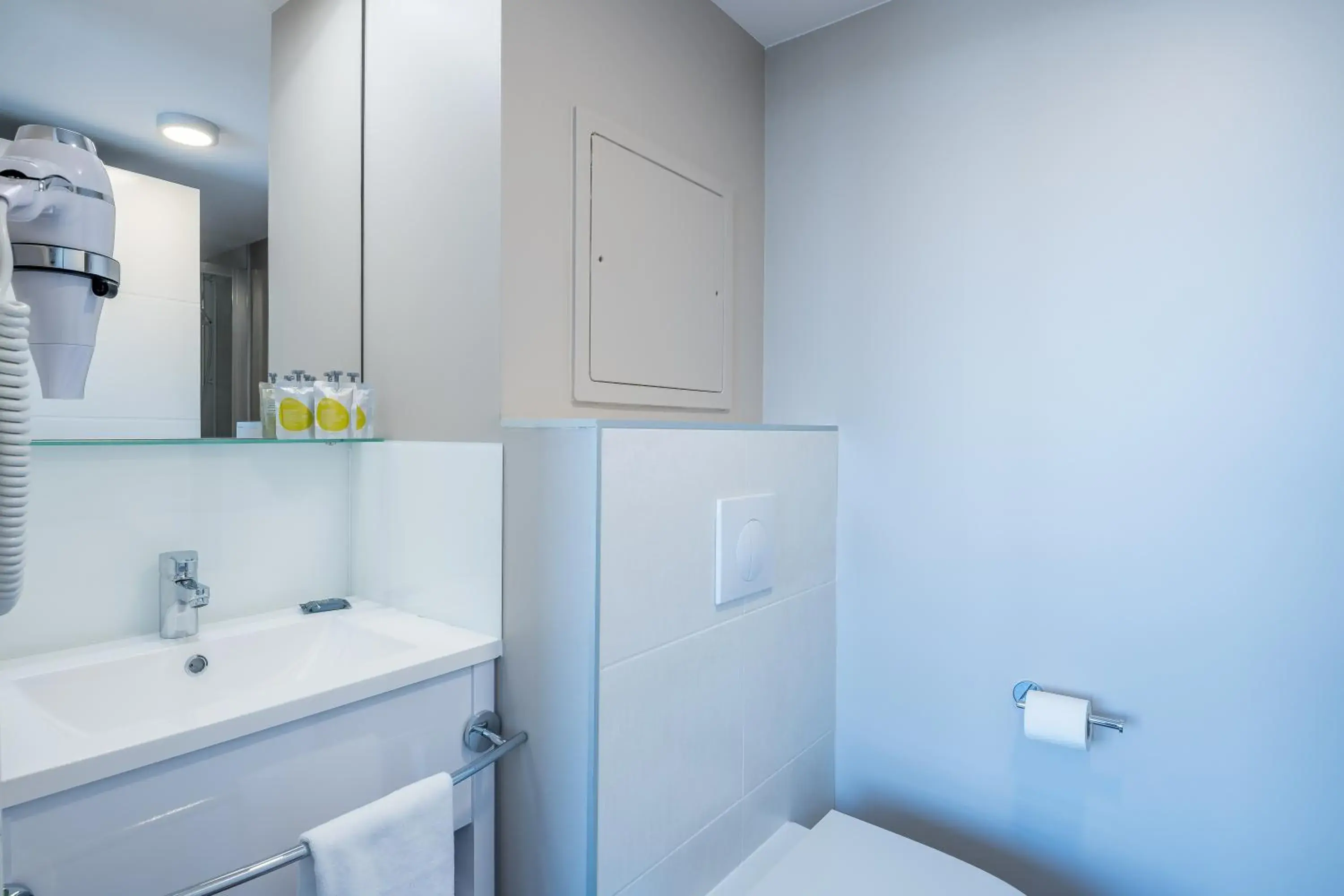 Bathroom in All Suites Appart Hôtel - Bordeaux Centre Gare Bathroom in All Suites Appart Hôtel - Bordeaux Centre Gare