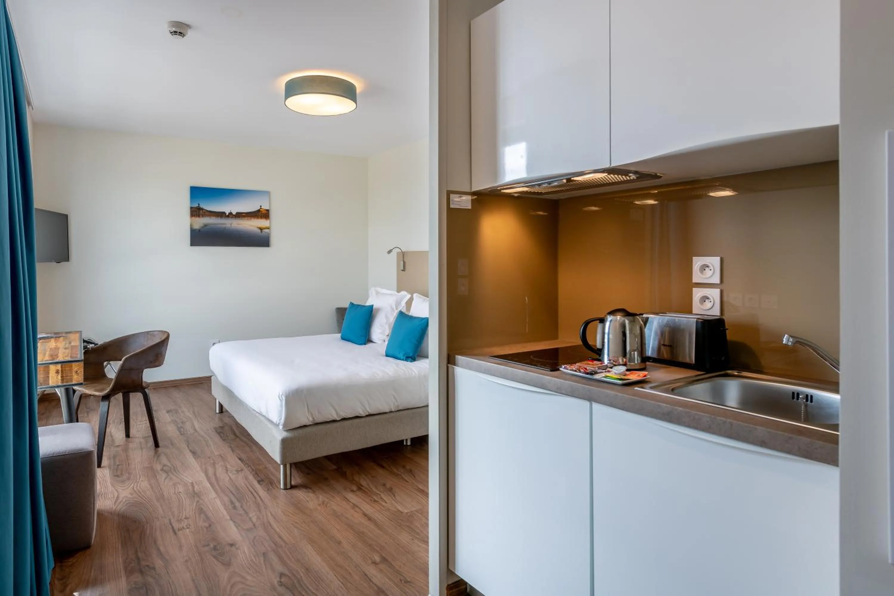 Kitchen or kitchenette, Bed in All Suites Appart Hôtel - Bordeaux Centre Gare