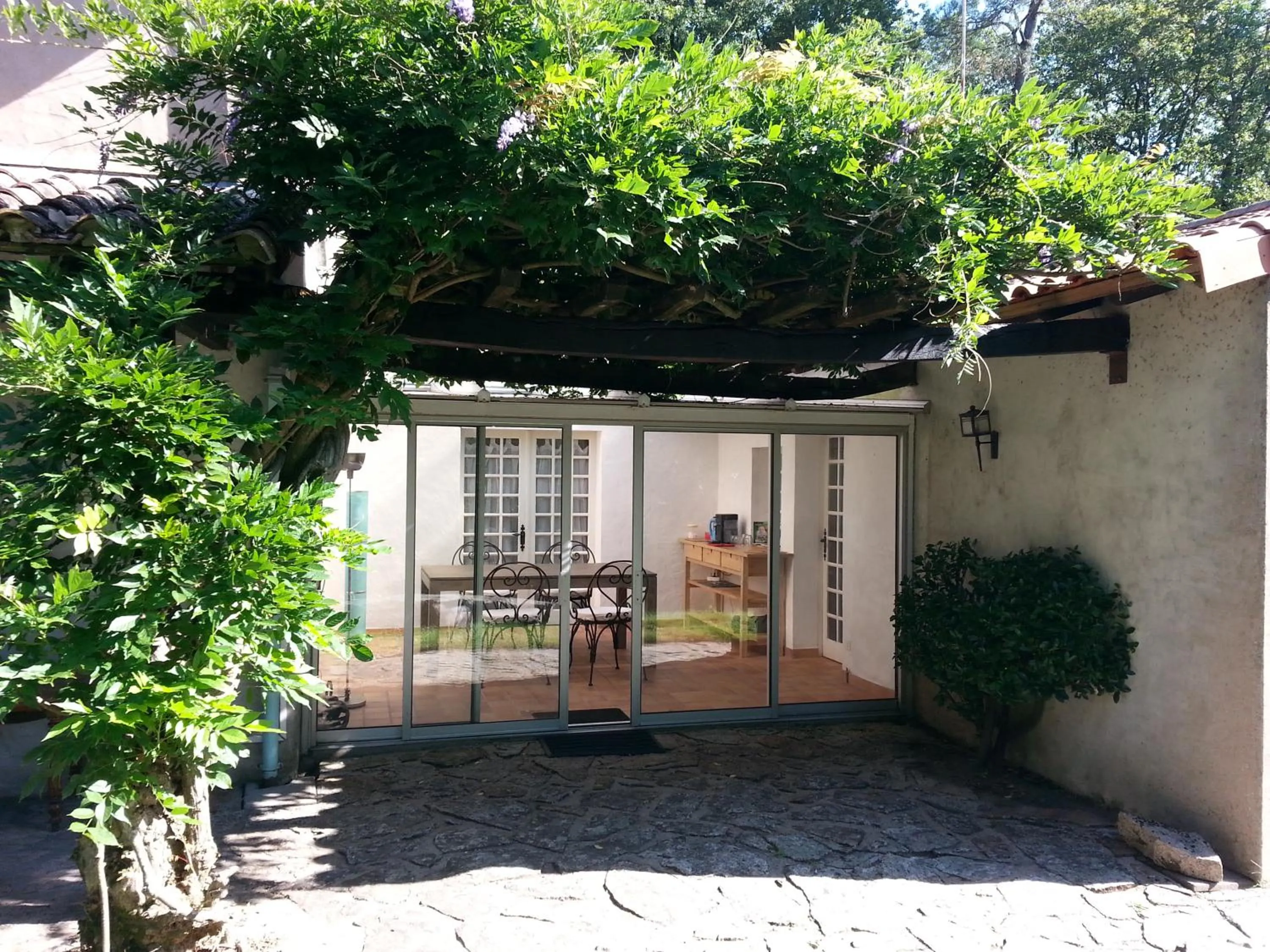 Patio in Maison d'hôtes Les Beaux Chenes