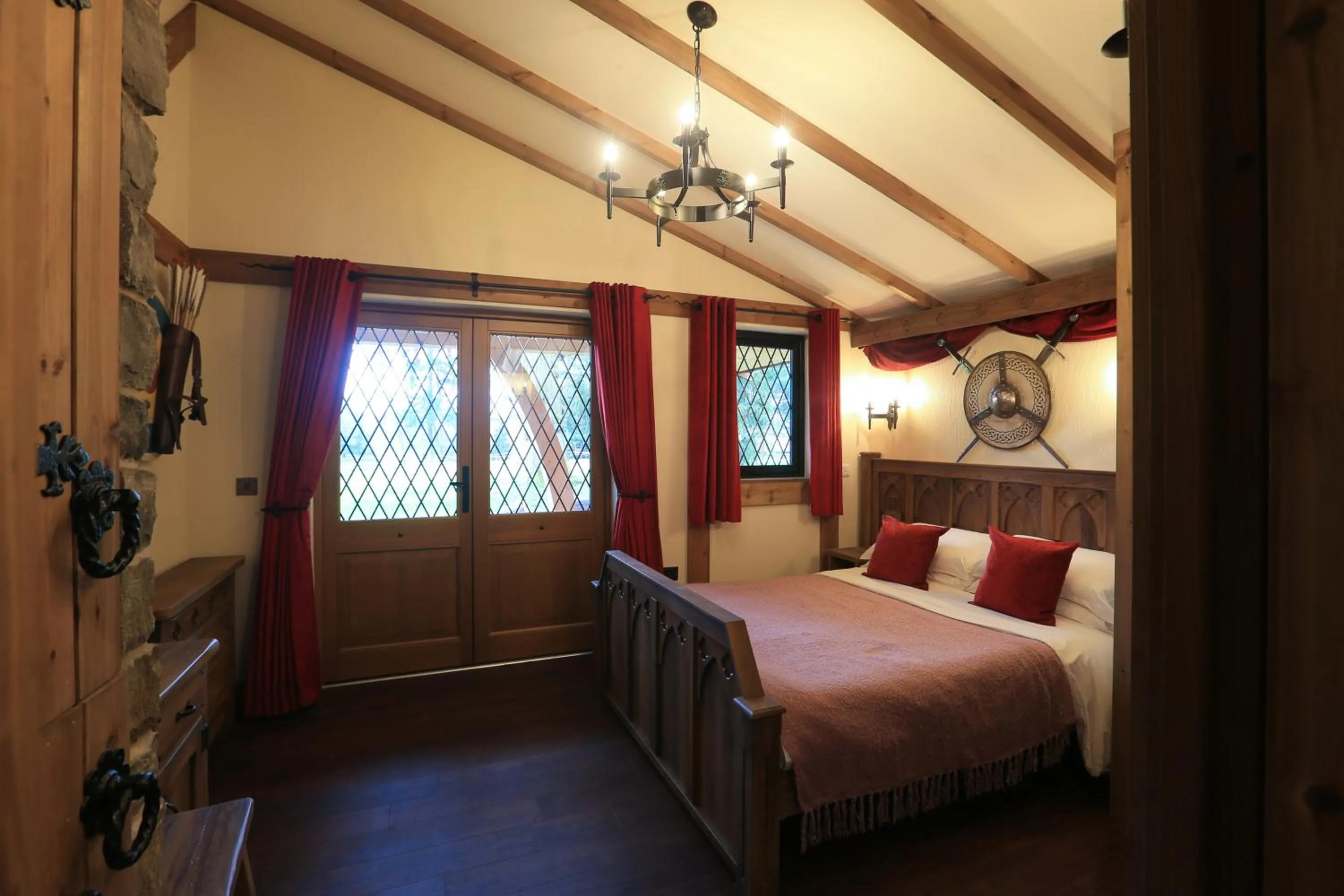 Bedroom, Bed in Warwick Castle Hotel & Knight's Village