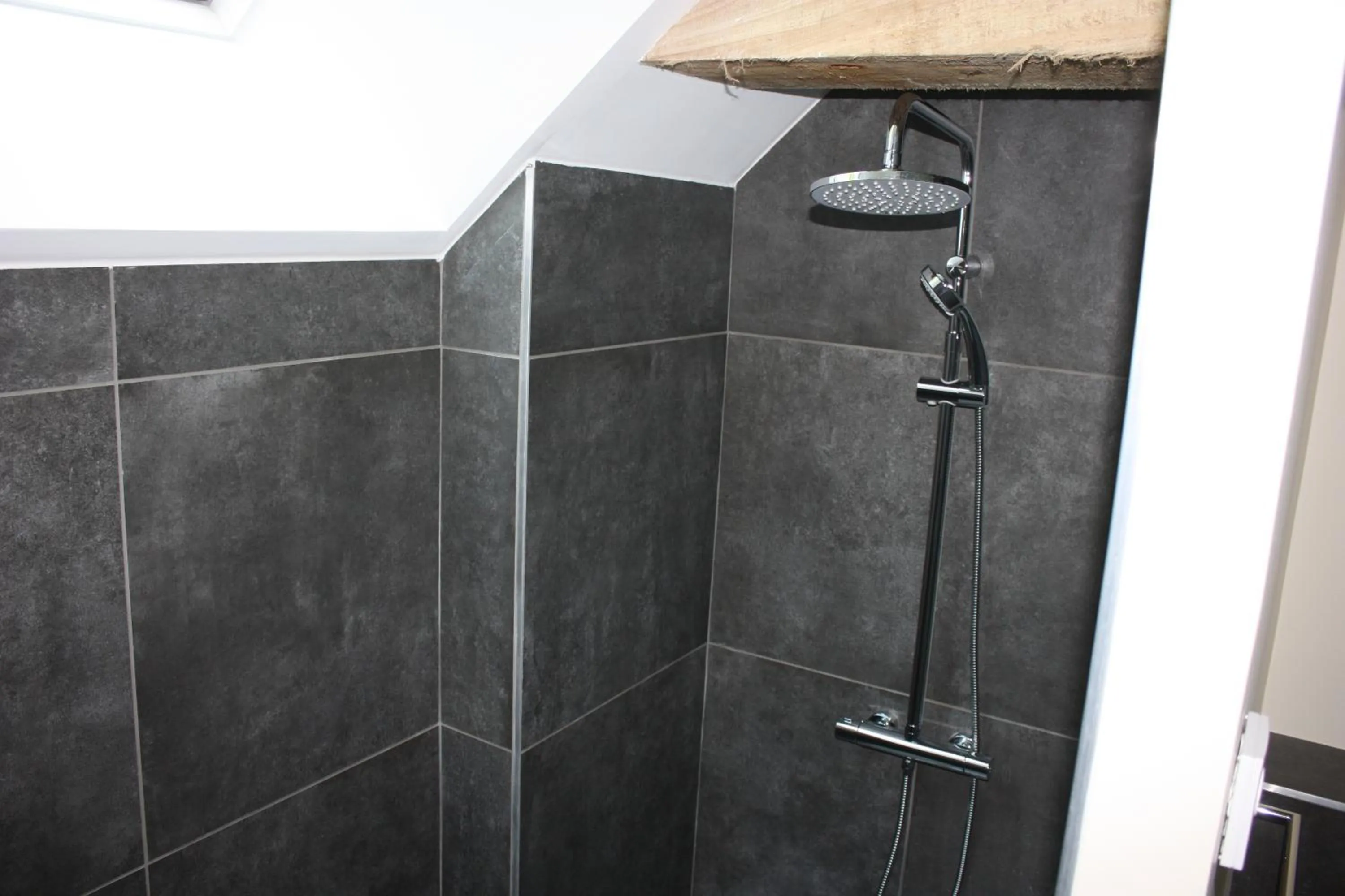 Shower in La Ferme Blanche, The Originals Relais