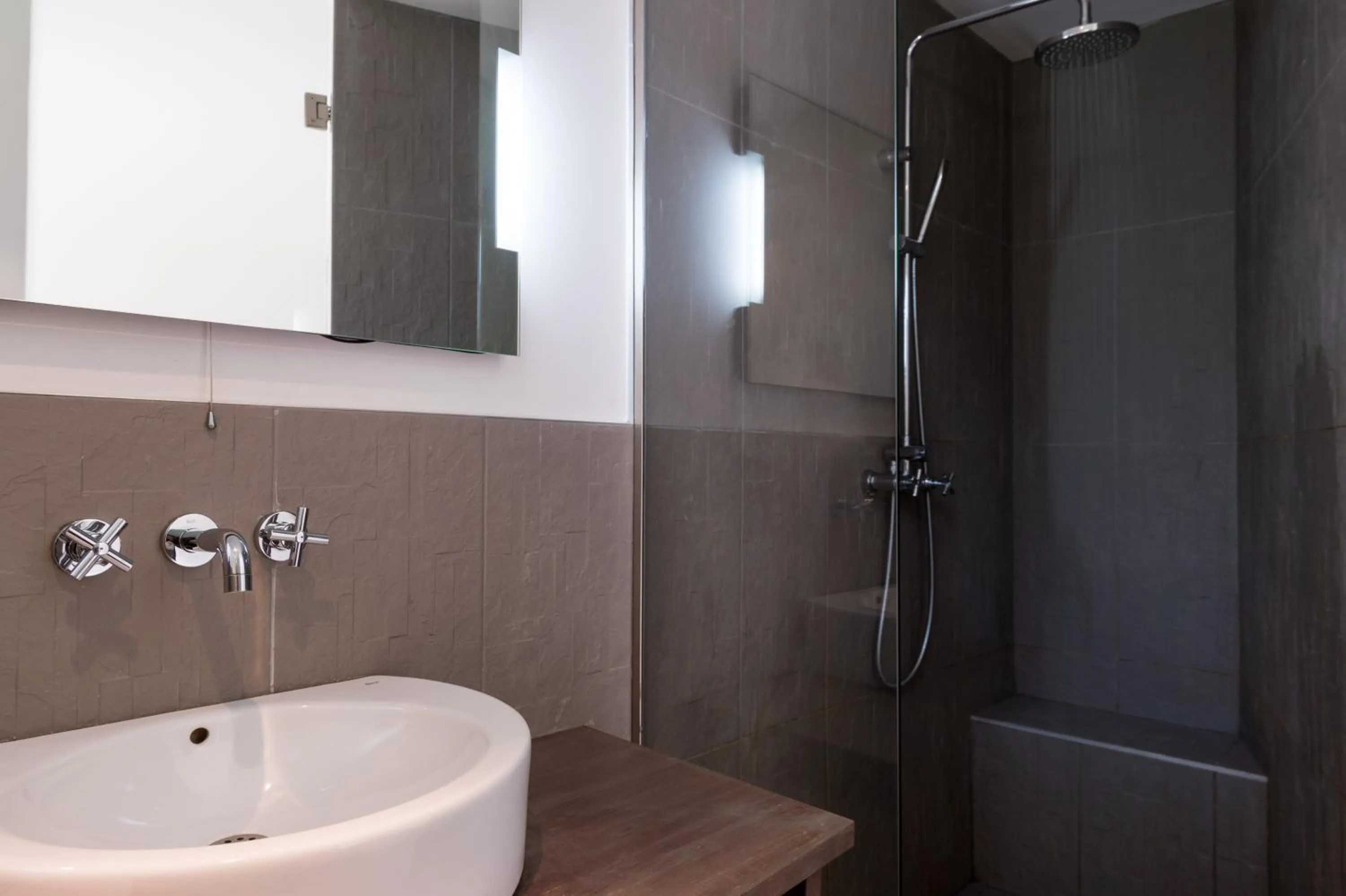 Shower in La Ferme Blanche, The Originals Relais