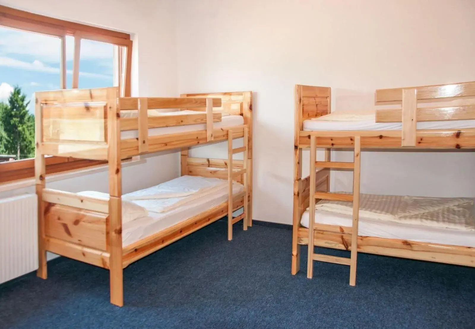 Bed in 8-Bed Dormitory Room with Shared Bathroom in Gasthaus Pension Goldeck Bed in 8-Bed Dormitory Room with Shared Bathroom in Gasthaus Pension Goldeck