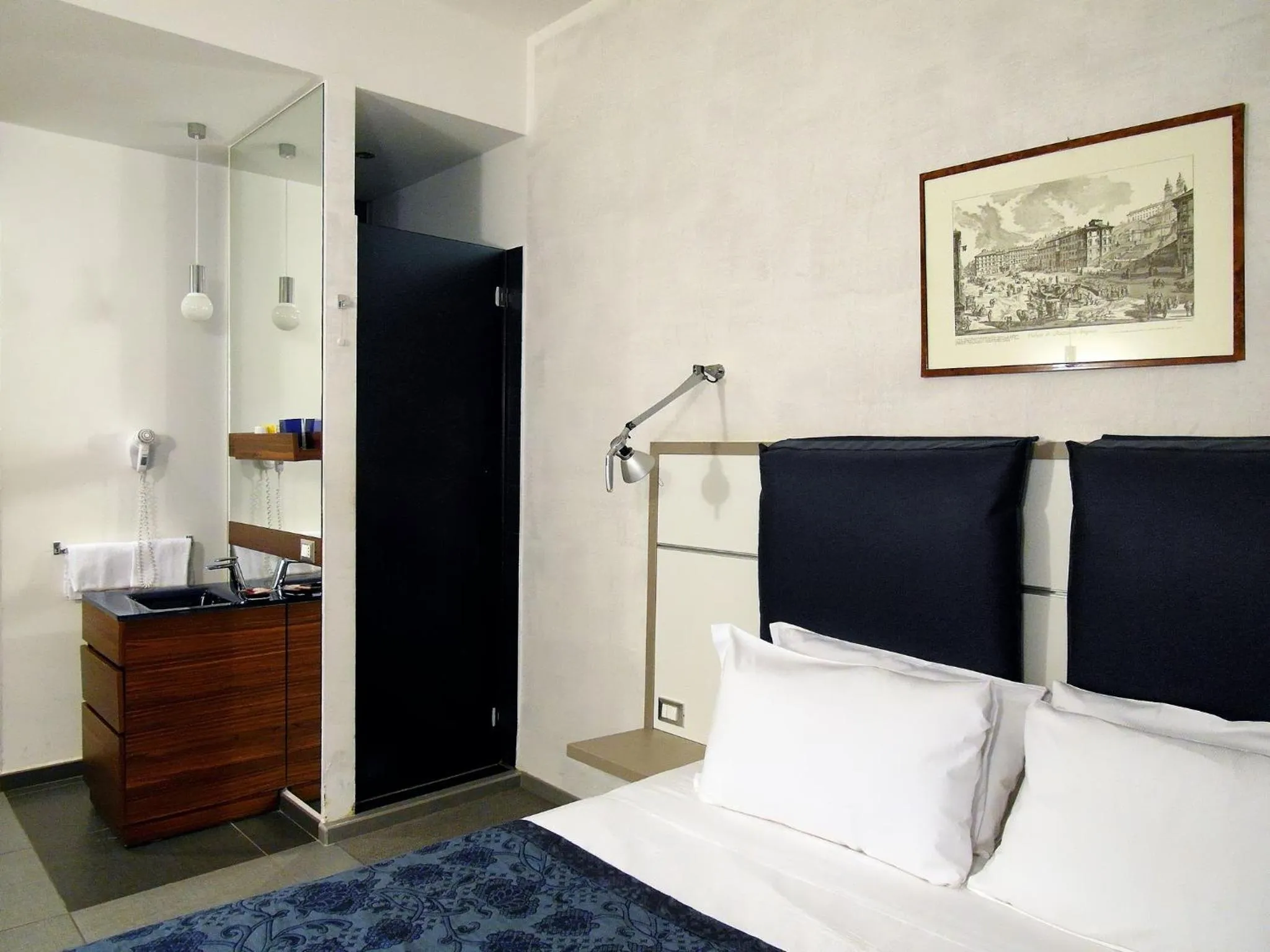 Shower, Bed in Hotel California