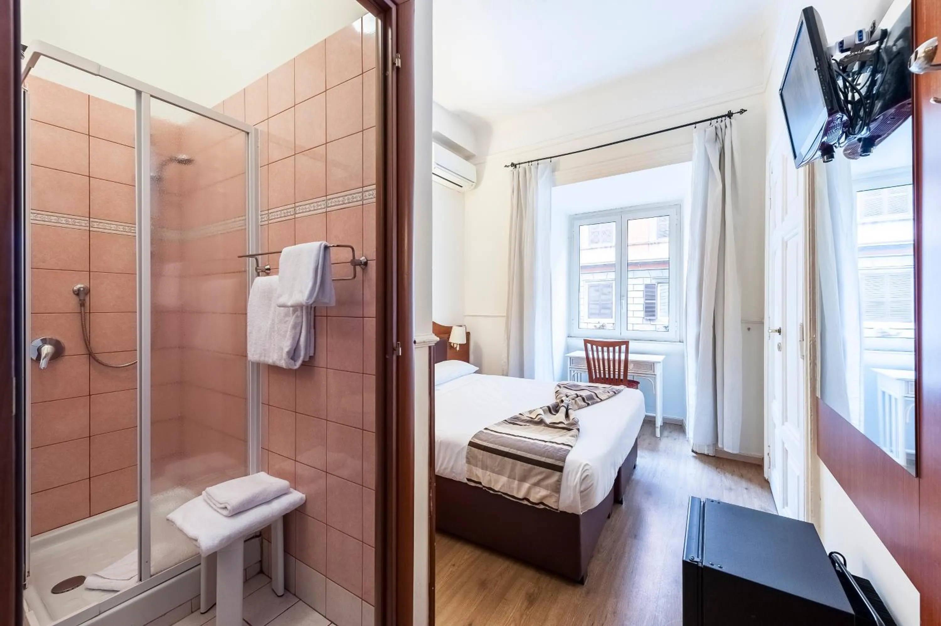 Shower, Bed in Hotel California