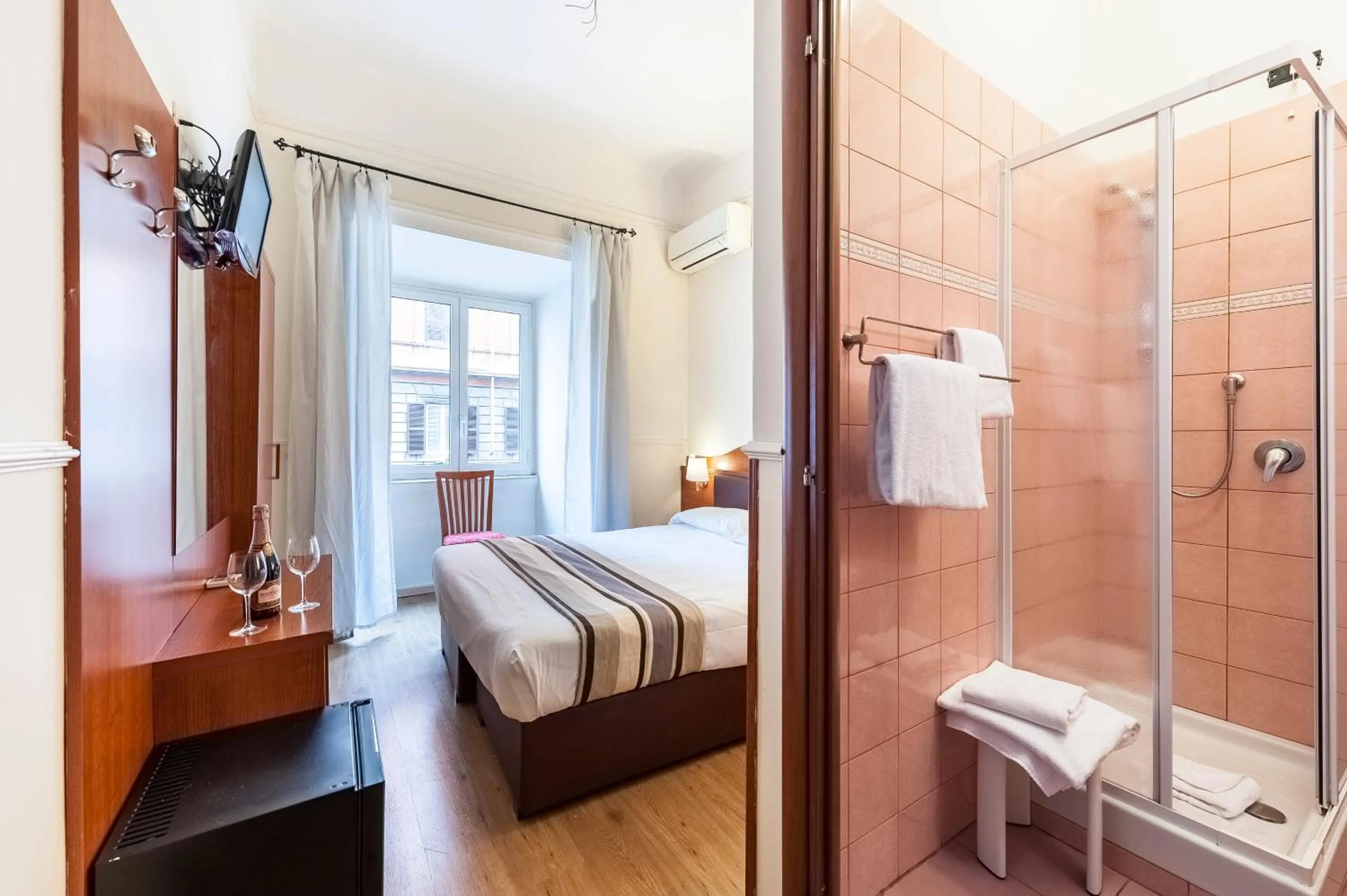 Shower, Bed in Hotel California