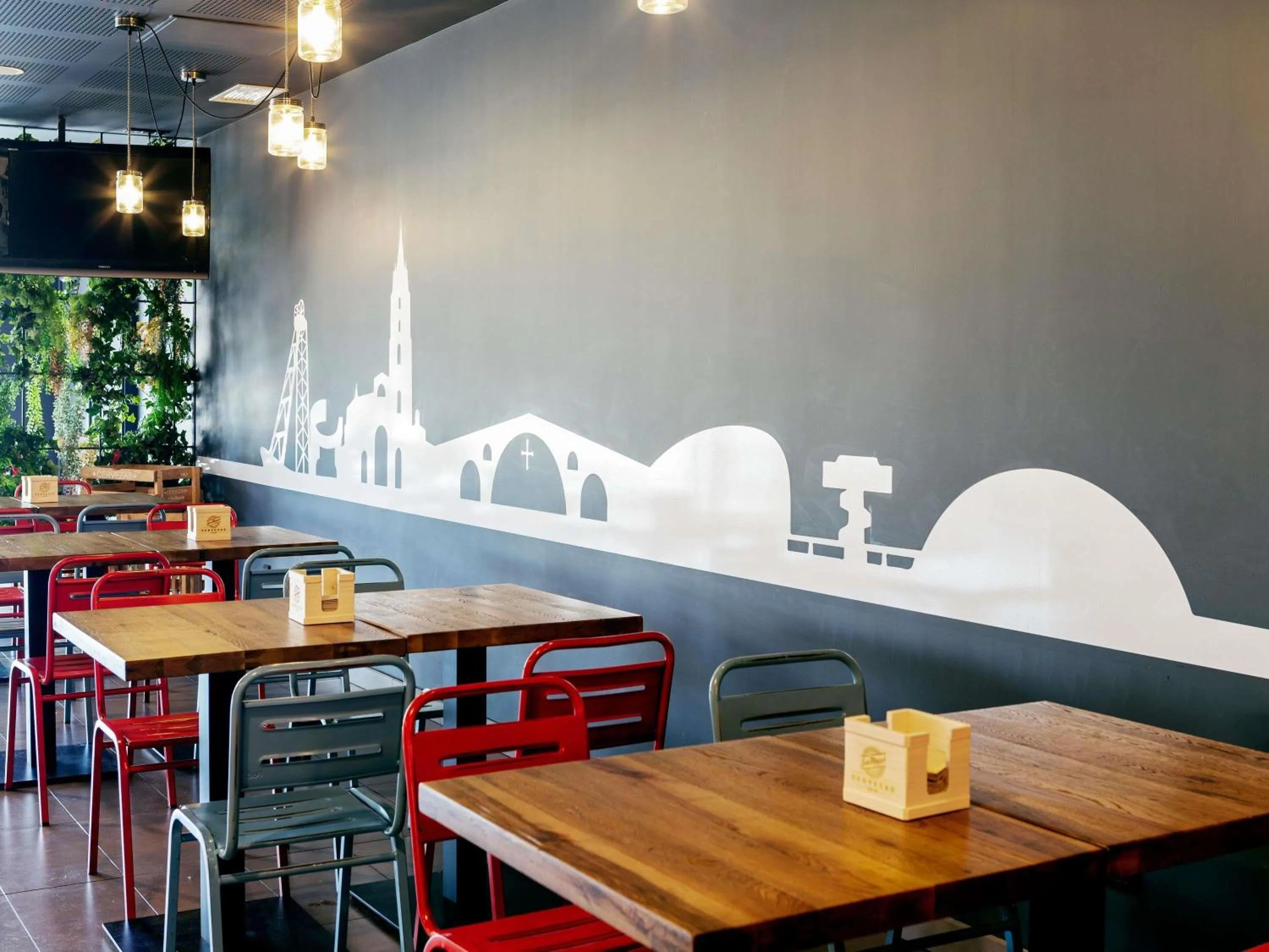 Restaurant/places to eat in Ibis Budget Oviedo