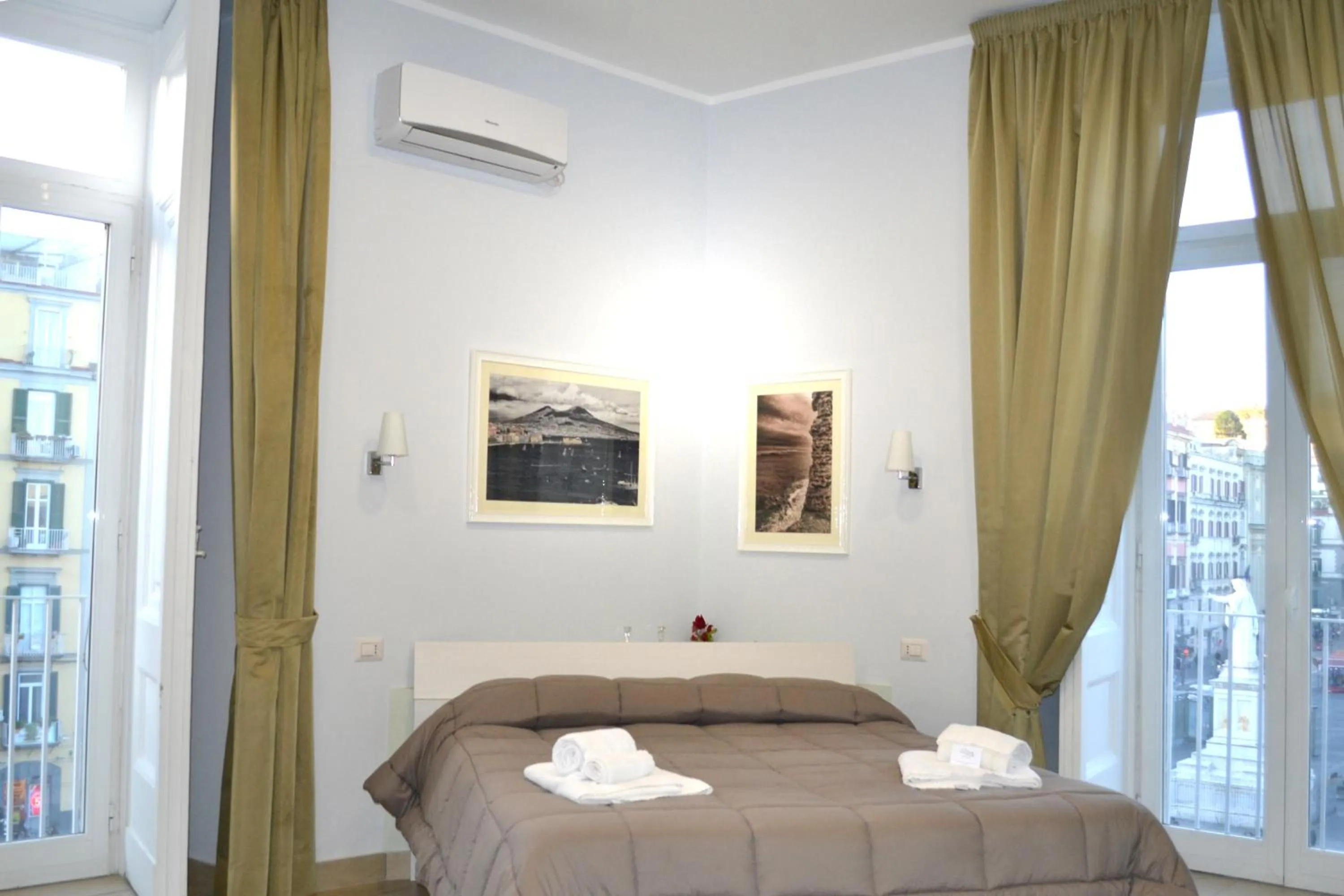 Photo of the whole room, Bed in Il Viaggio di Dante Historical Center