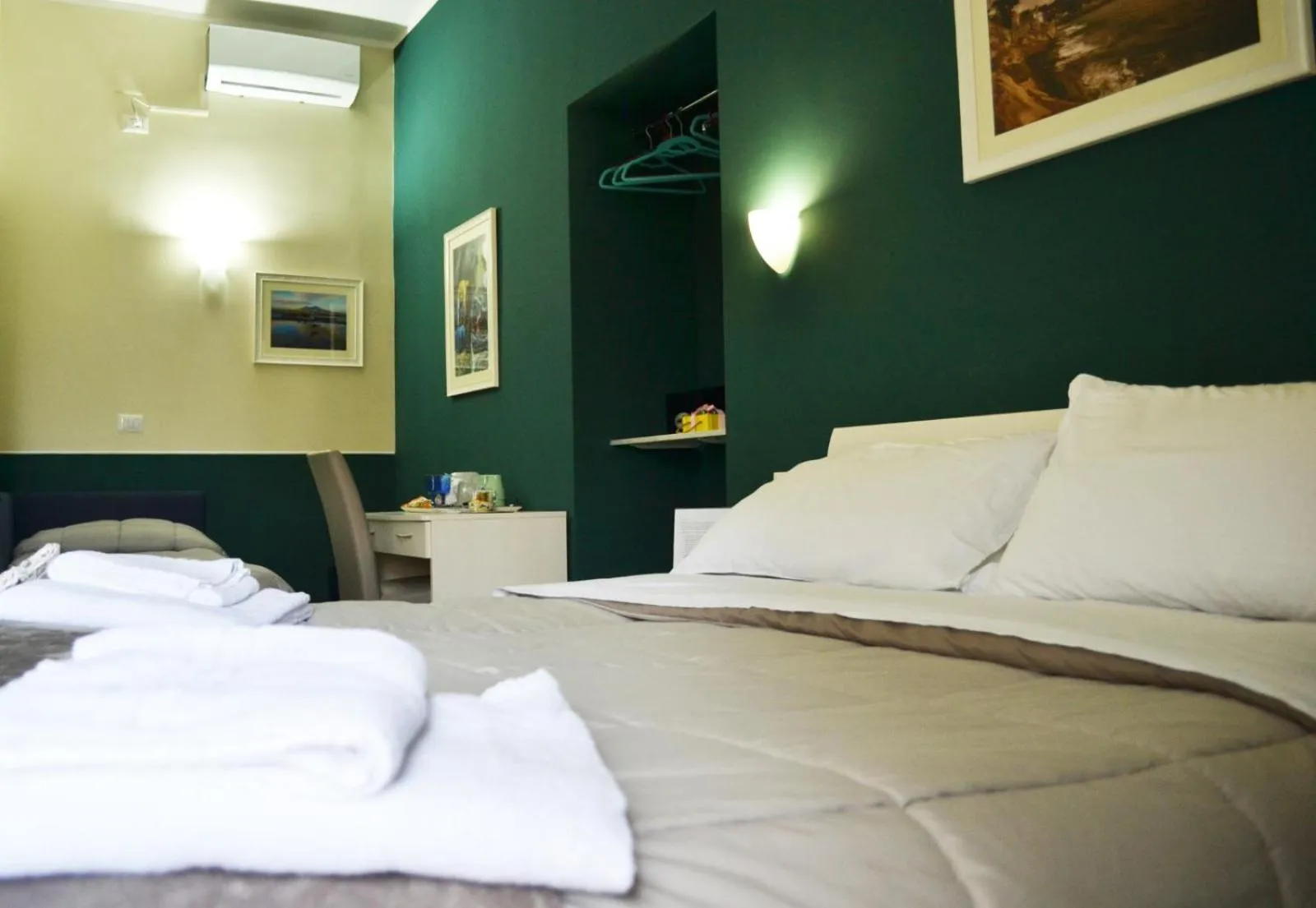 Bed in Il Viaggio di Dante Historical Center