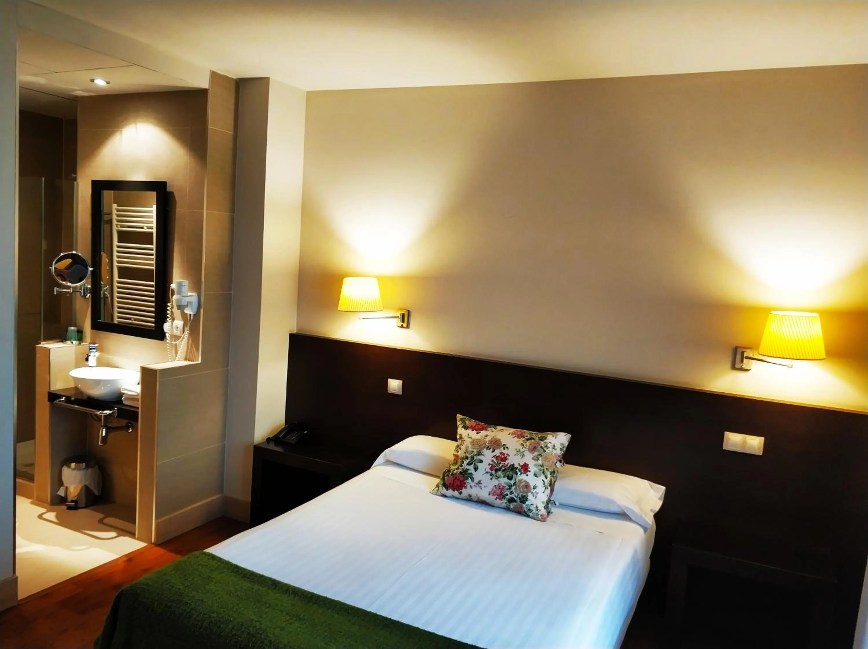 Bed in Hotel Puerta del Arco