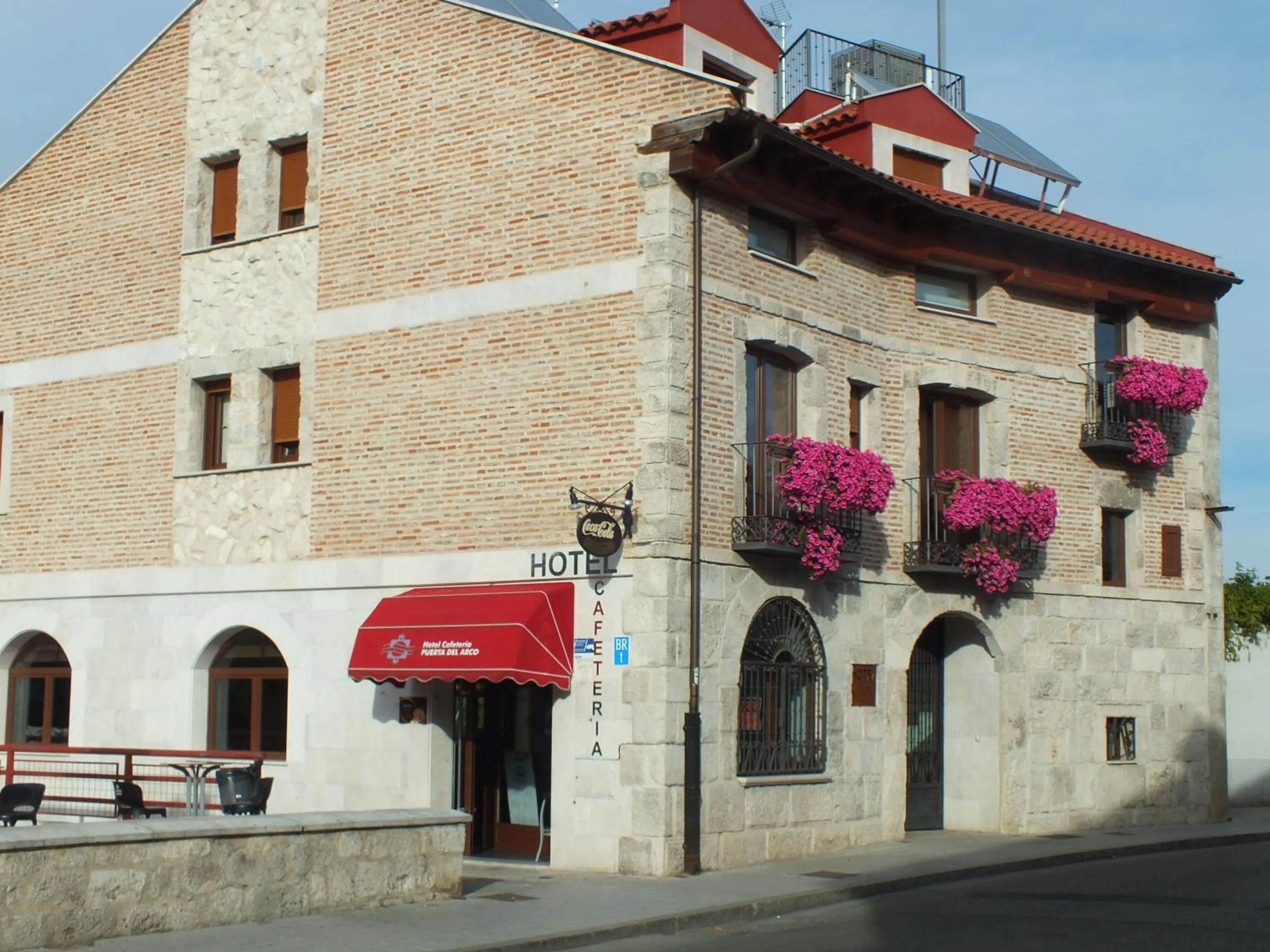 Facade/entrance in Hotel Puerta del Arco