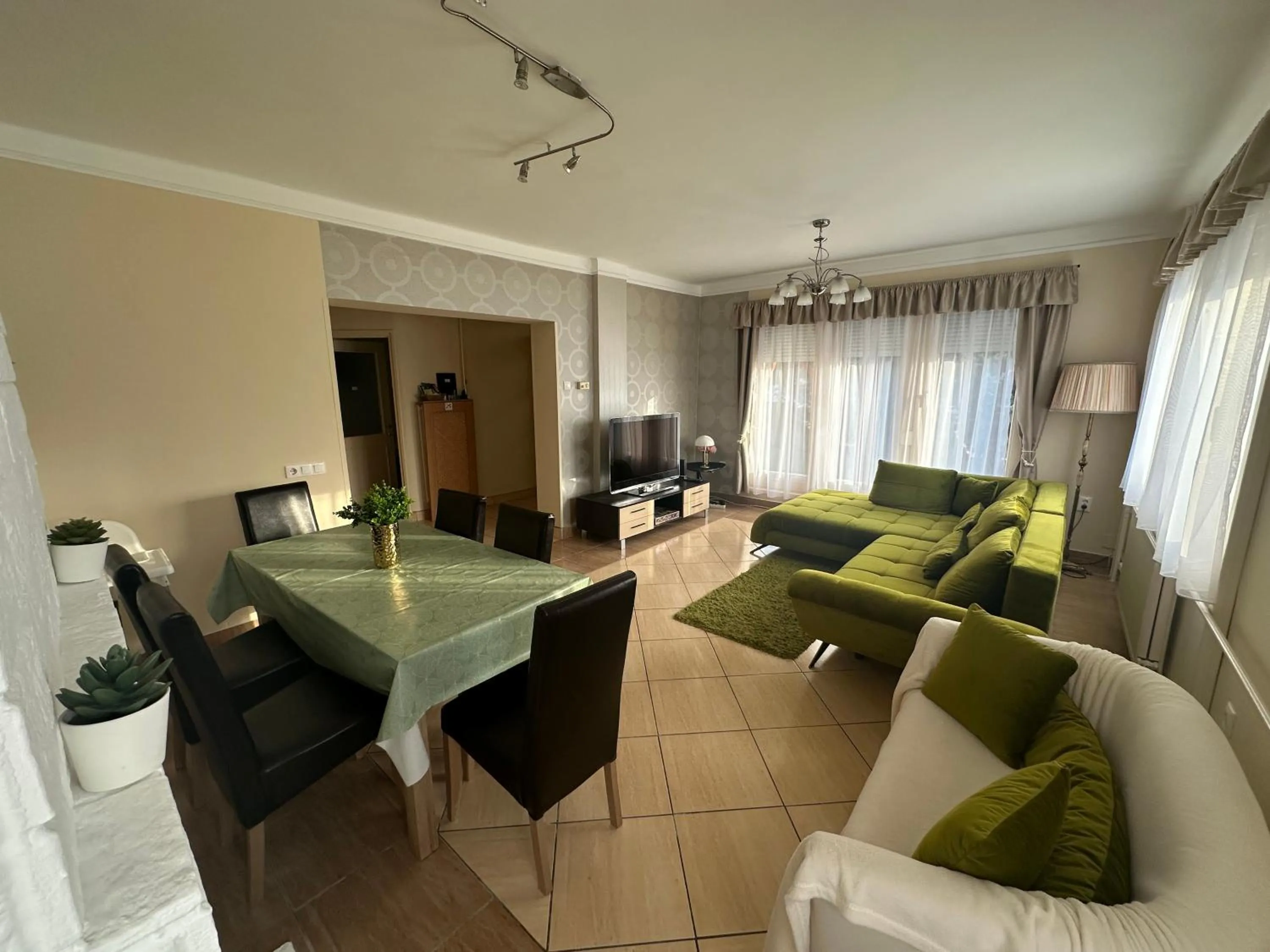 Restaurant/places to eat in RELAX Apartman