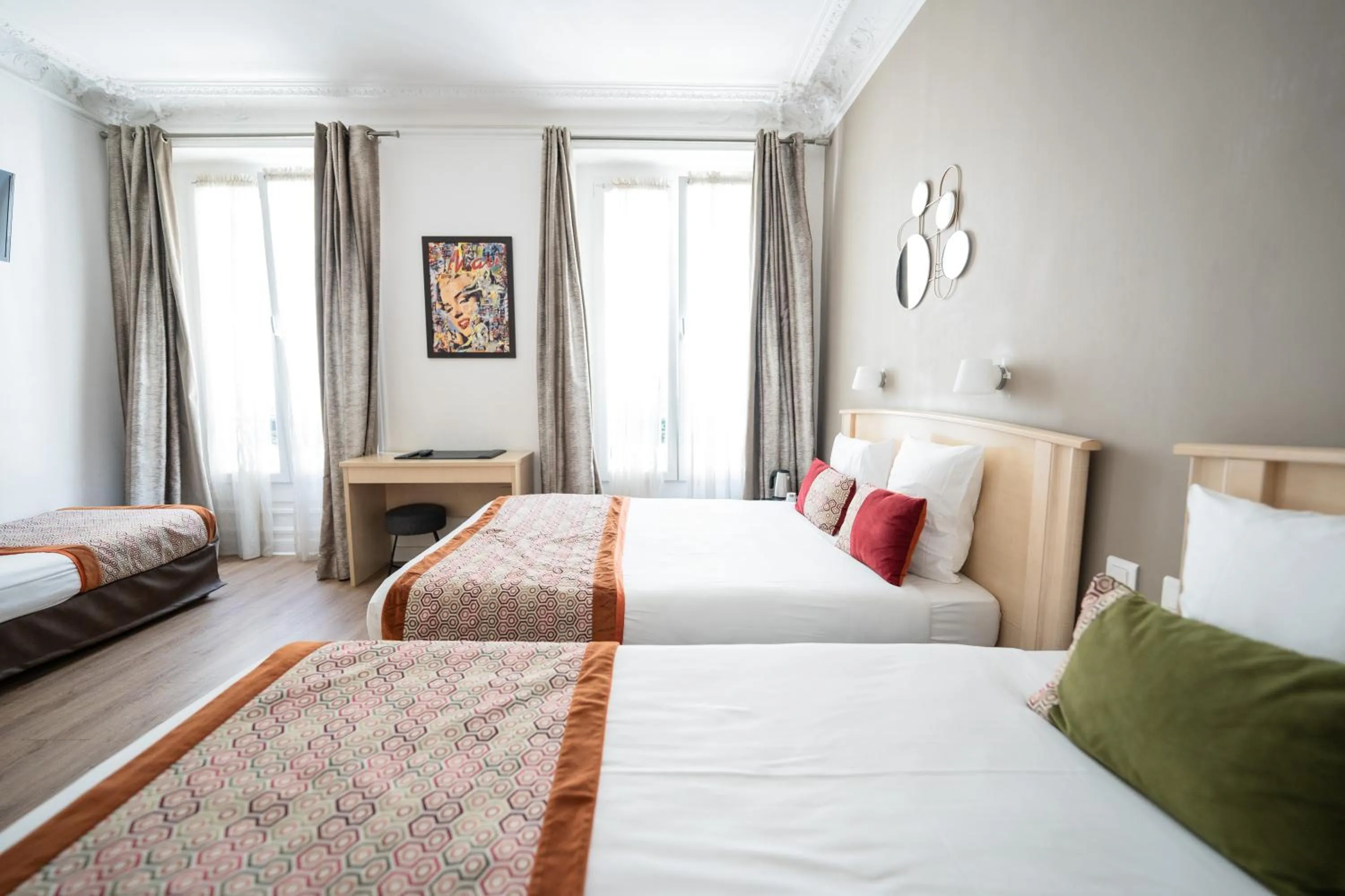 Photo of the whole room, Bed in Hotel Corona -Rodier-