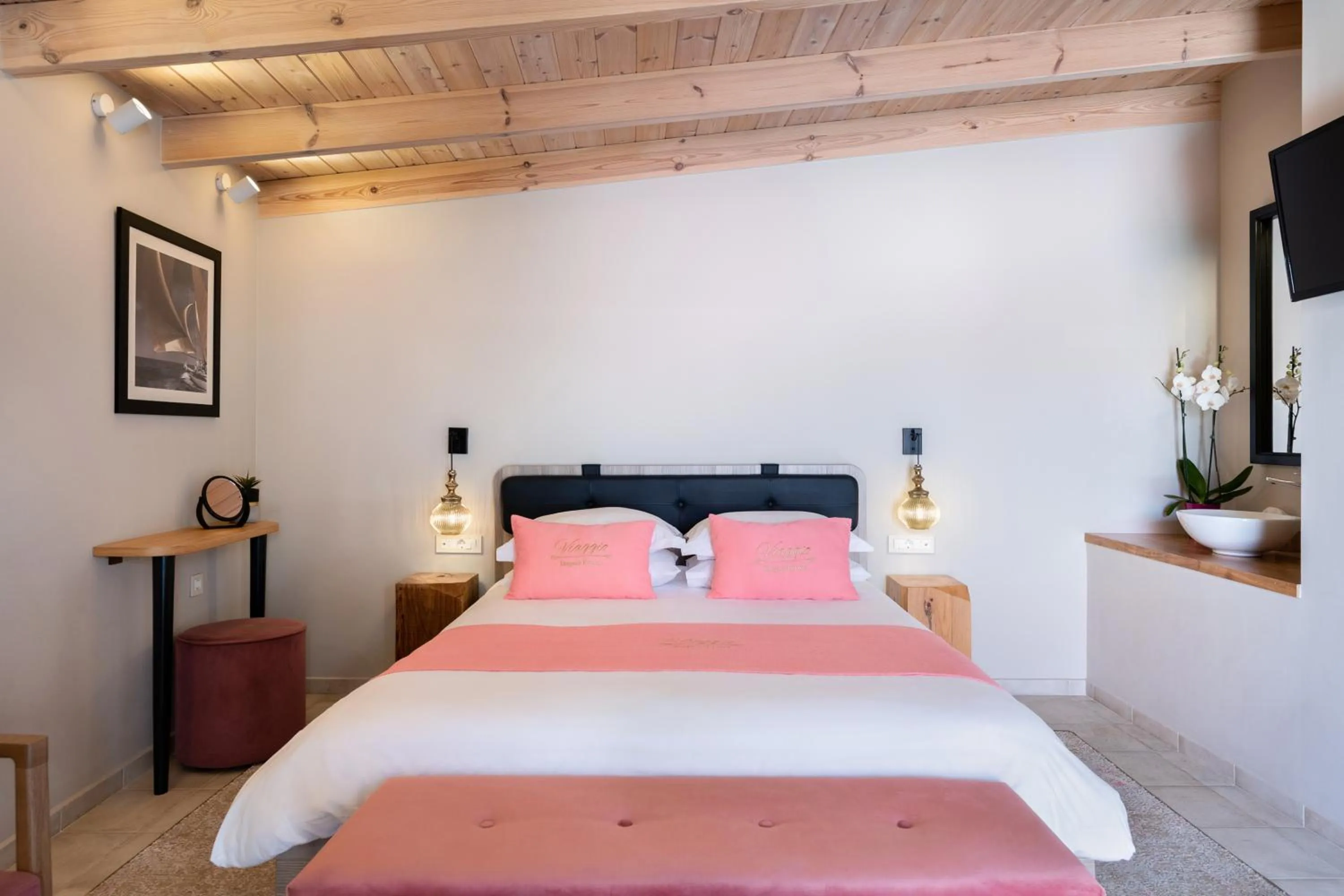 Photo of the whole room in Viaggio Elegant Rooms