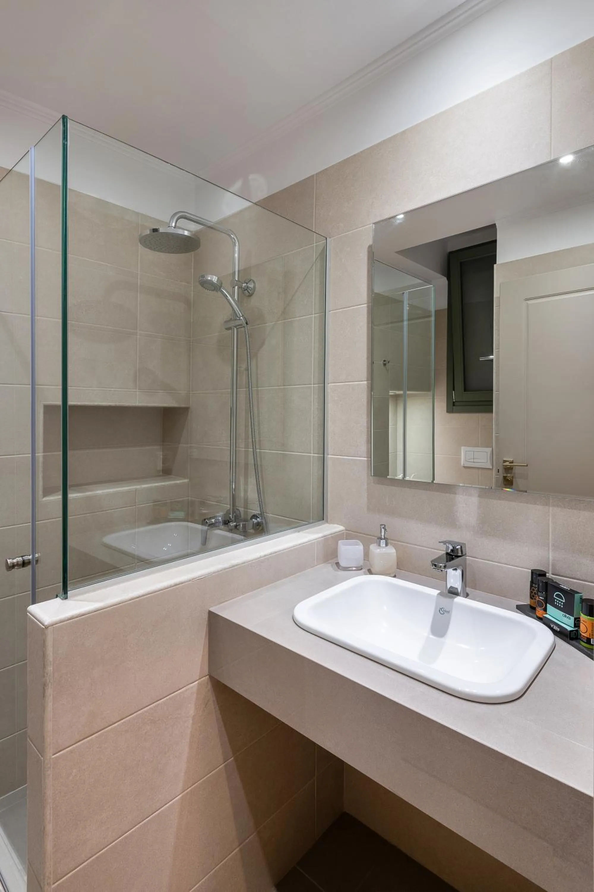 Shower in Viaggio Elegant Rooms