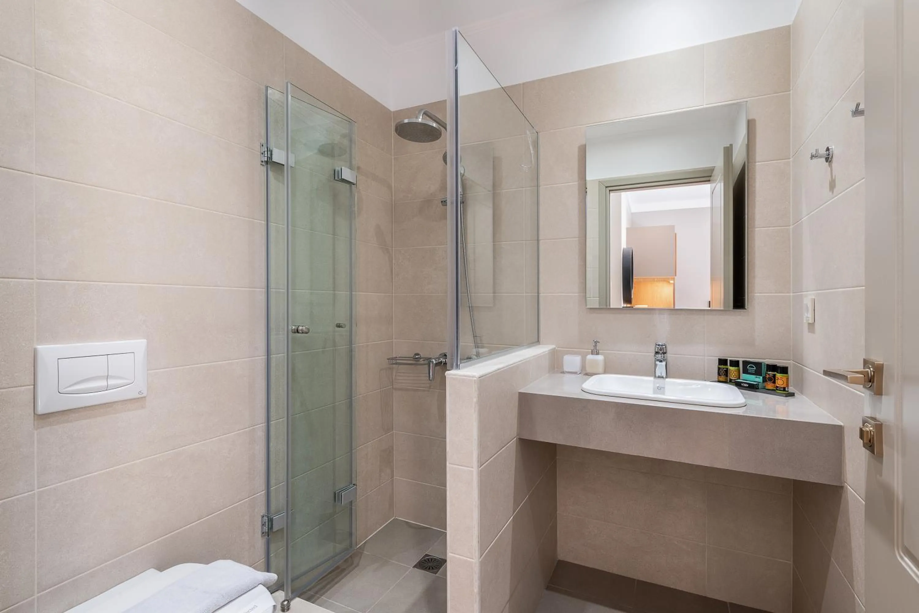 Shower in Viaggio Elegant Rooms