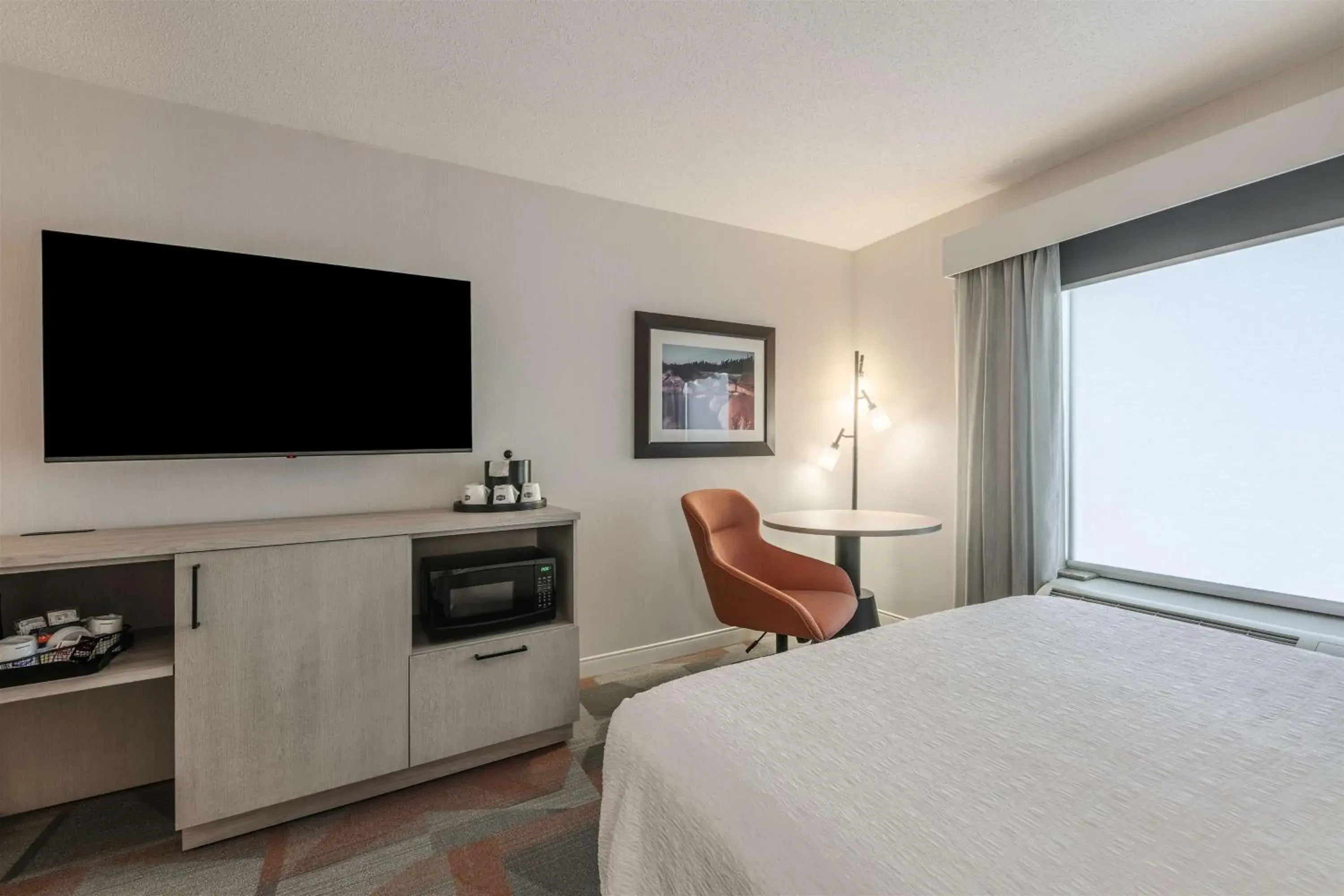 Living room, Bed in Hampton Inn & Suites by Hilton Moncton Living room, Bed in Hampton Inn & Suites by Hilton Moncton