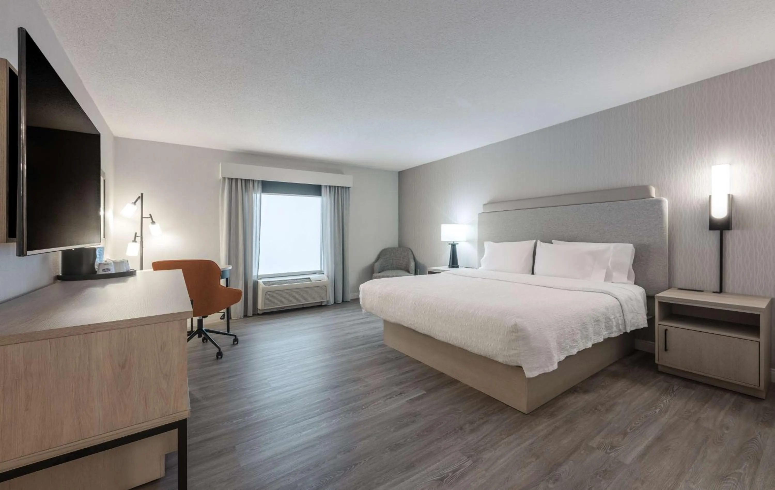 Bed in Hampton Inn & Suites by Hilton Moncton