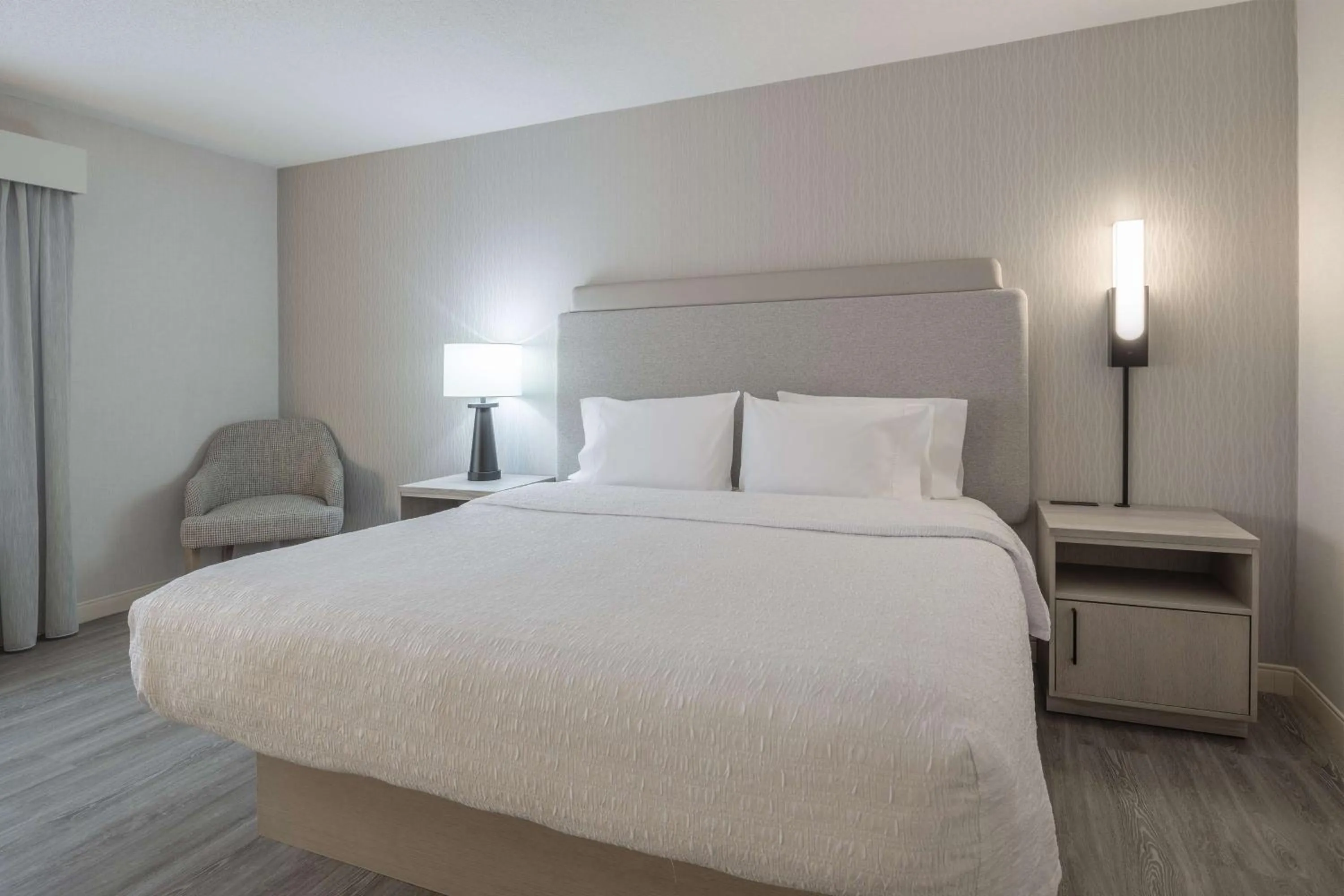 Bed in Hampton Inn & Suites by Hilton Moncton