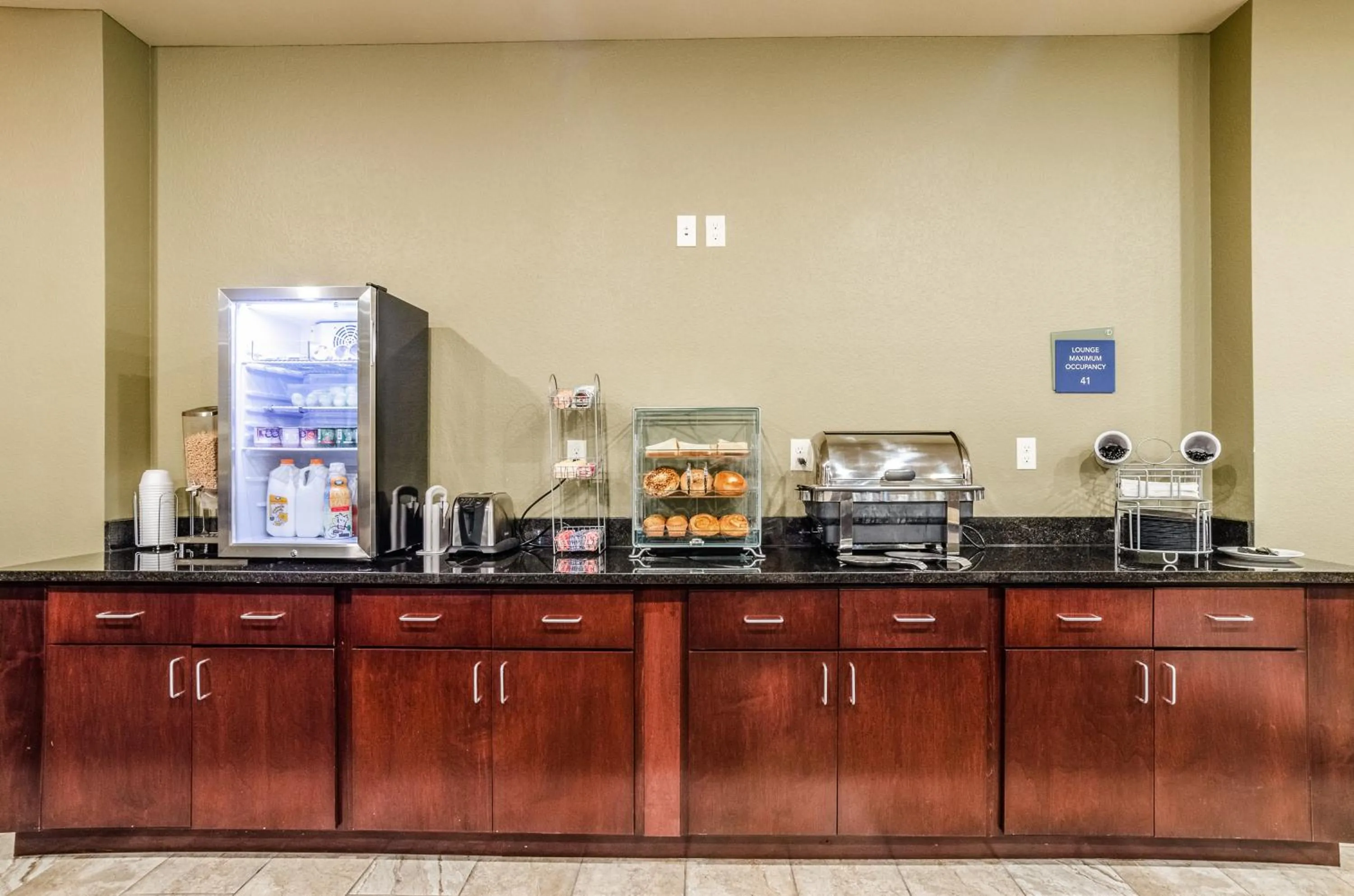 Buffet breakfast in Cobblestone Hotel & Suites - Gering/Scottsbluff