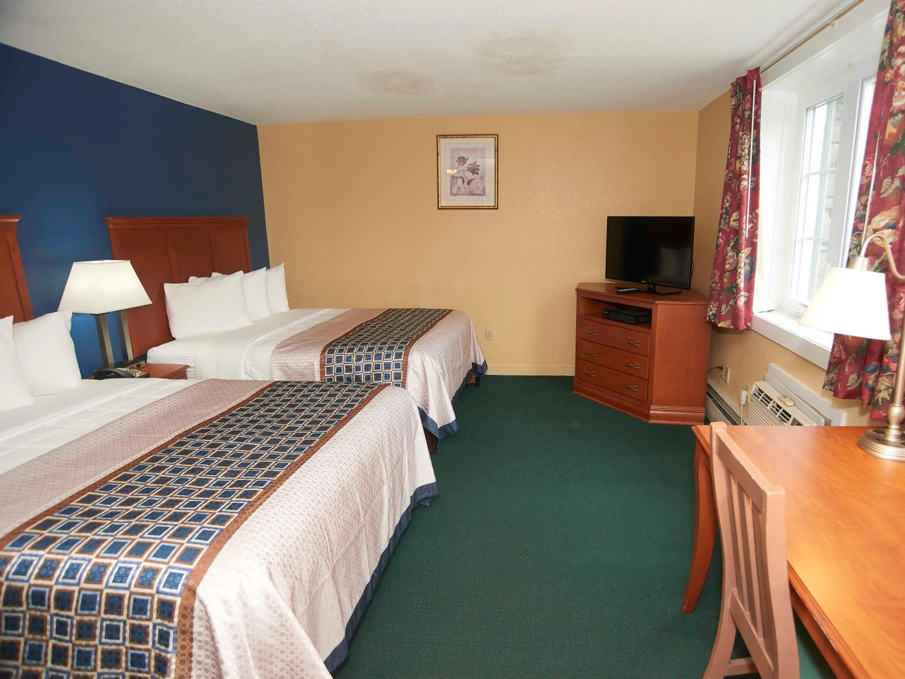 Living room, Bed in Swiss Chalets Village Inn