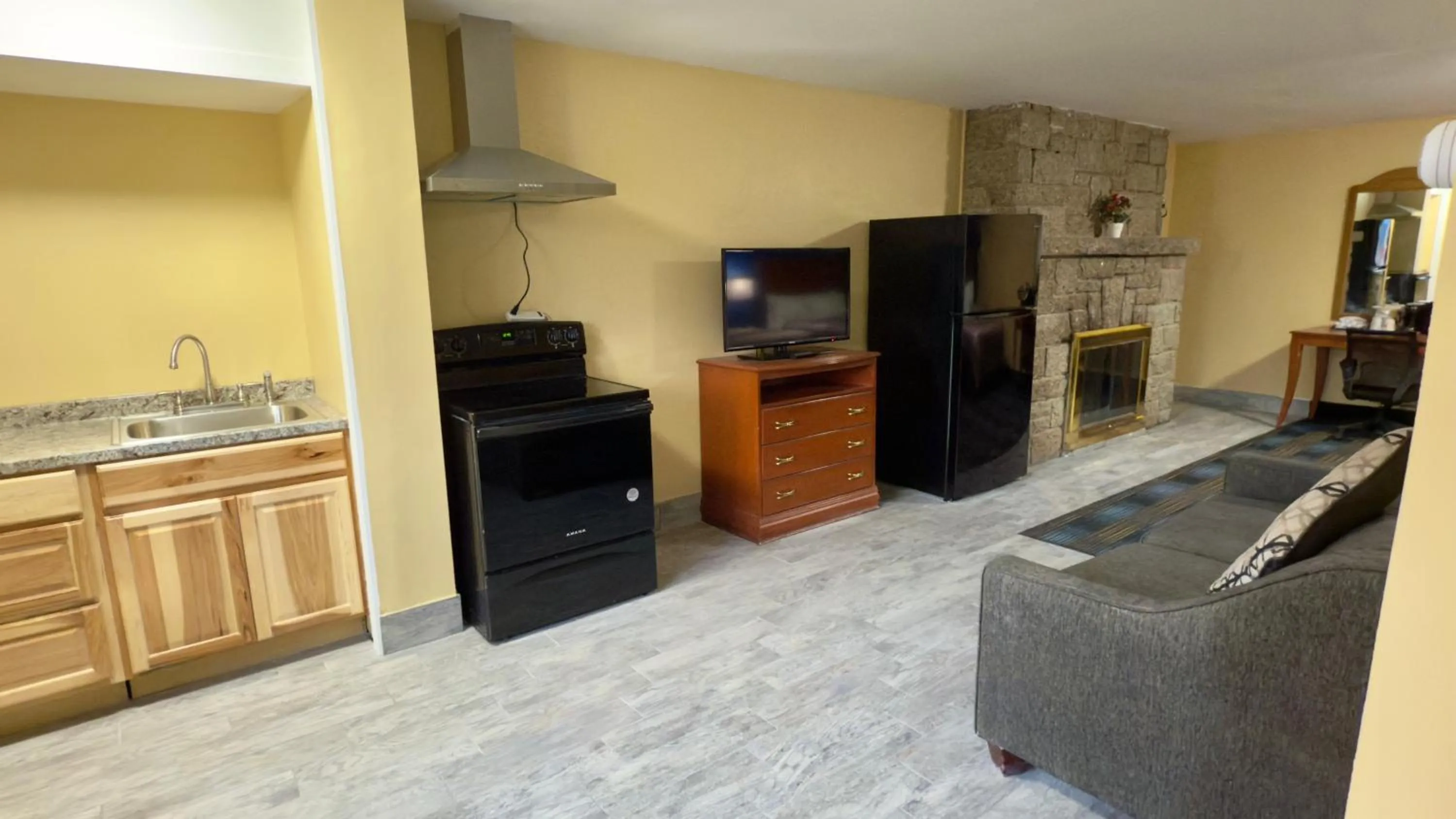 Kitchen or kitchenette in Swiss Chalets Village Inn