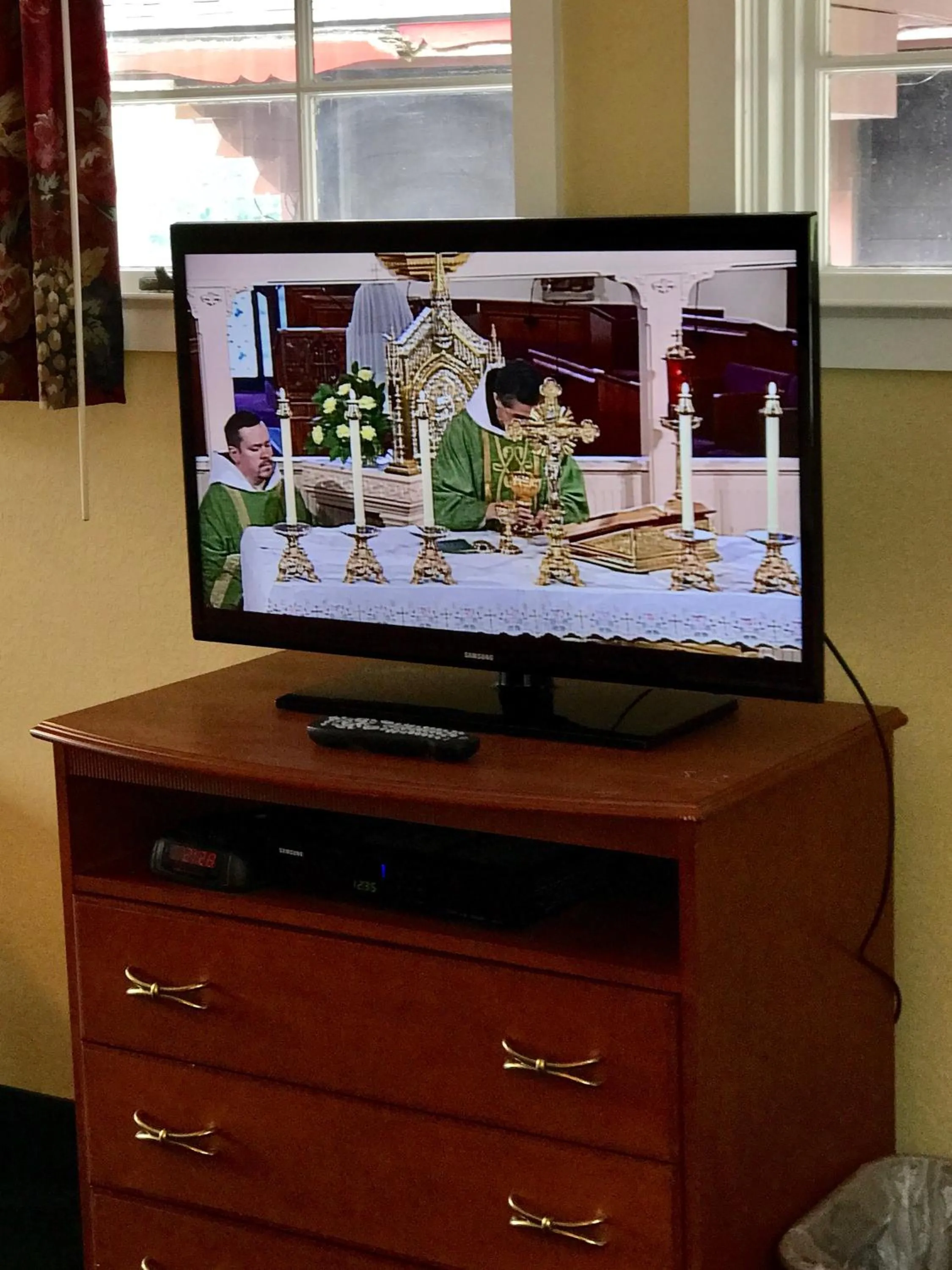 TV and multimedia in Swiss Chalets Village Inn