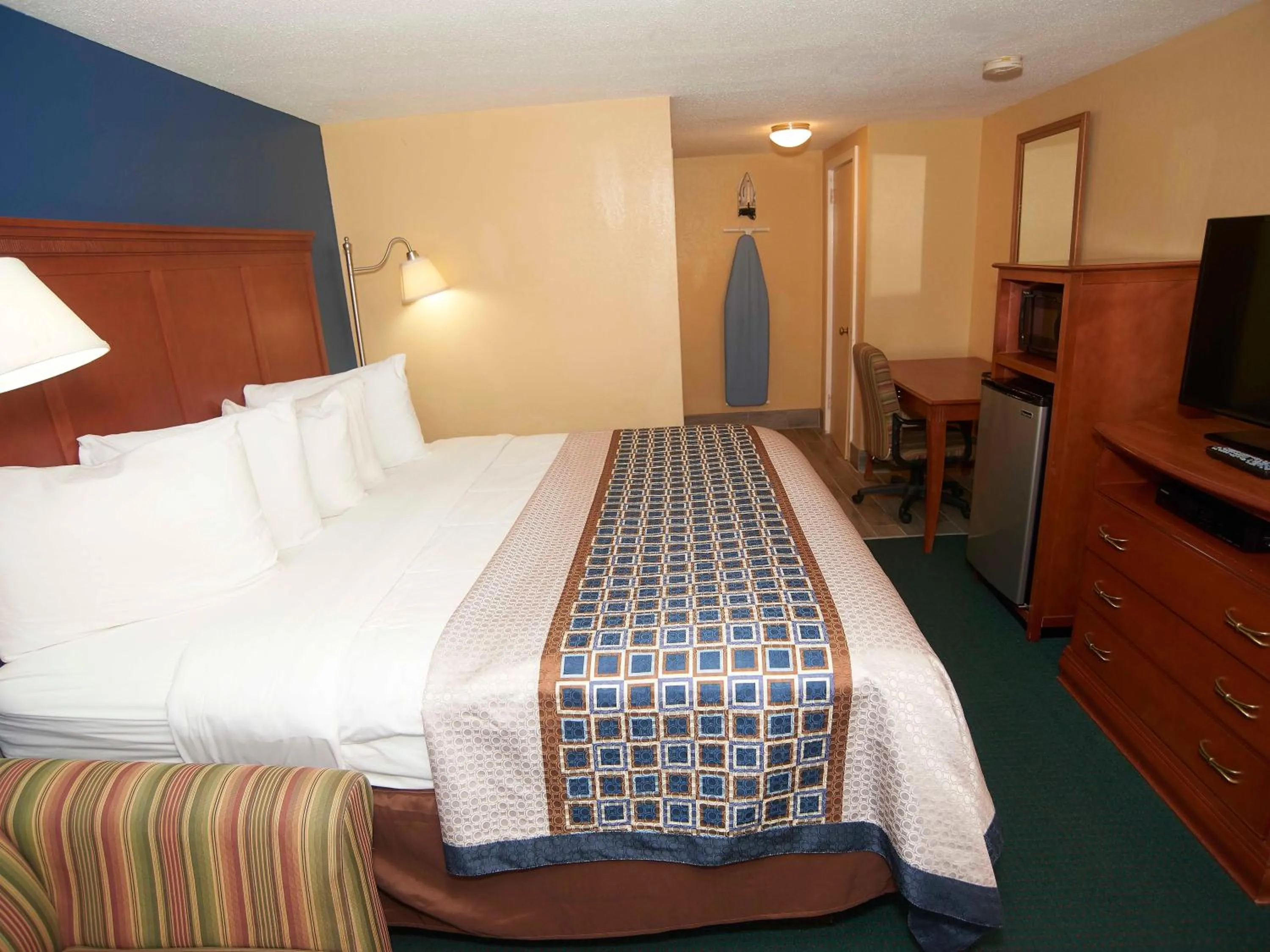 Bedroom, Bed in Swiss Chalets Village Inn