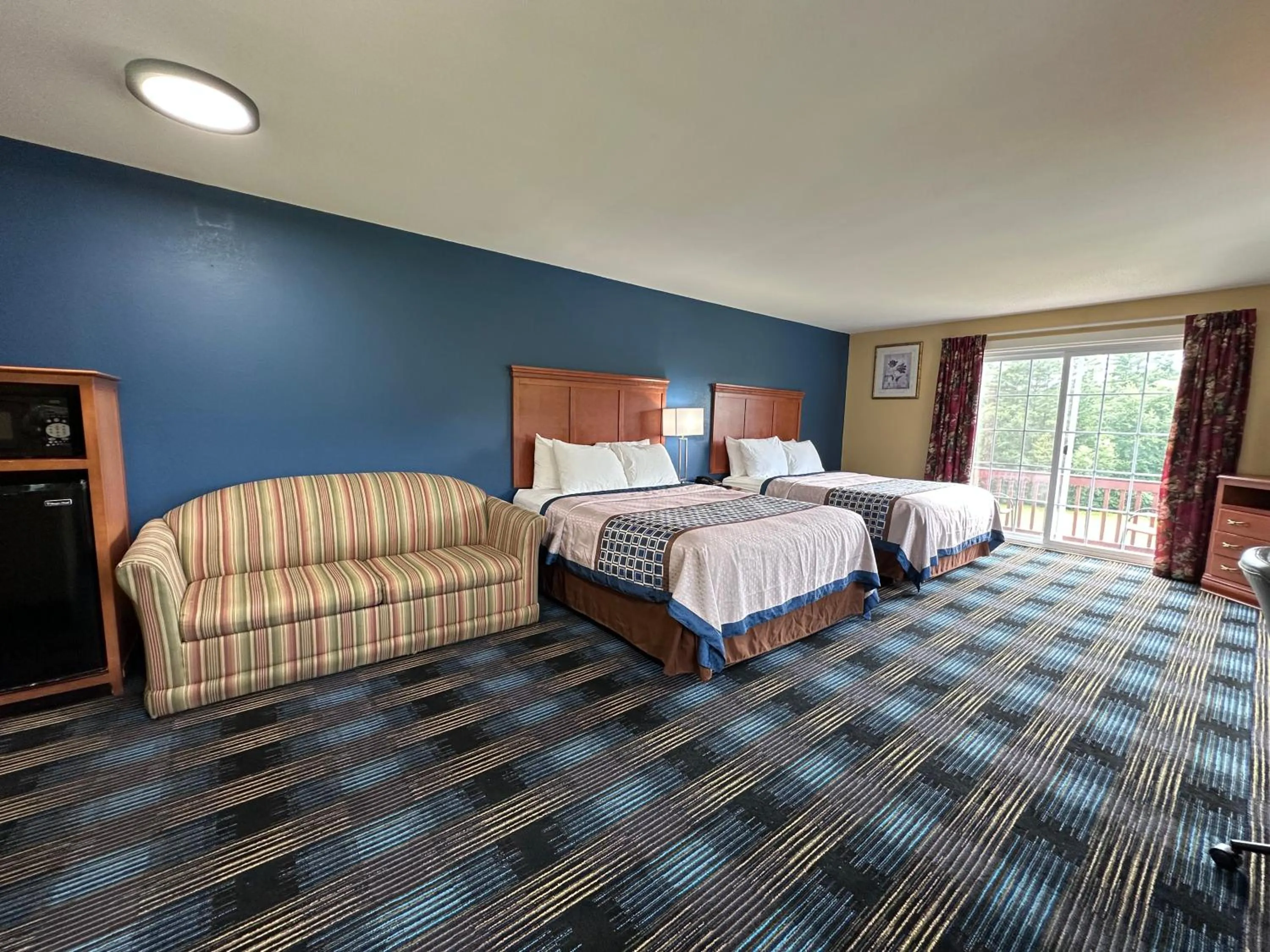 Bedroom, Bed in Swiss Chalets Village Inn