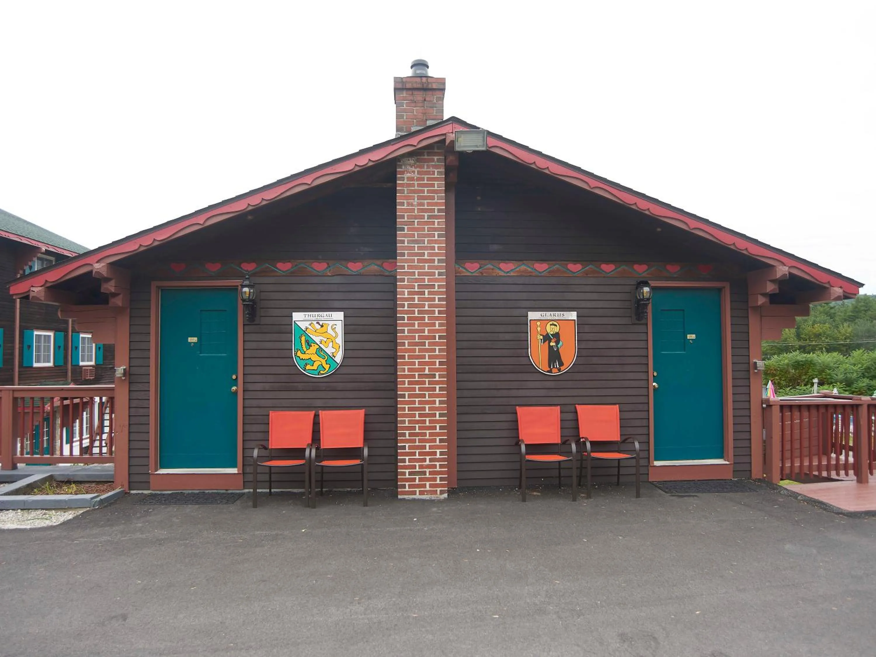 Property building in Swiss Chalets Village Inn