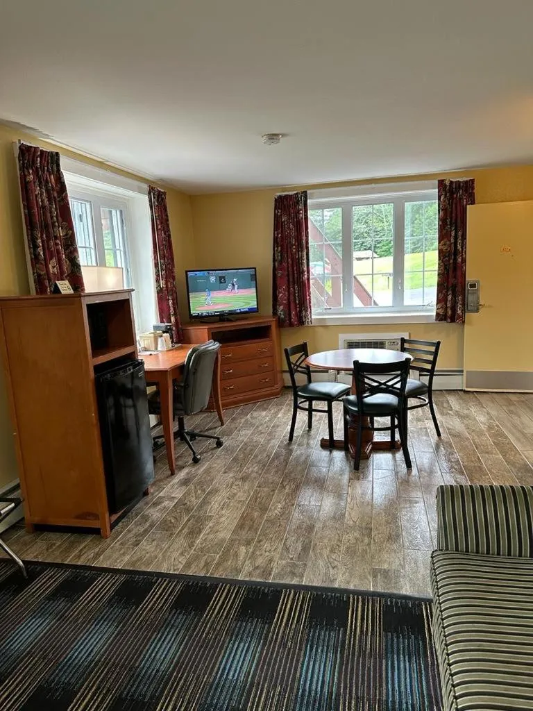 Kitchen or kitchenette in Swiss Chalets Village Inn