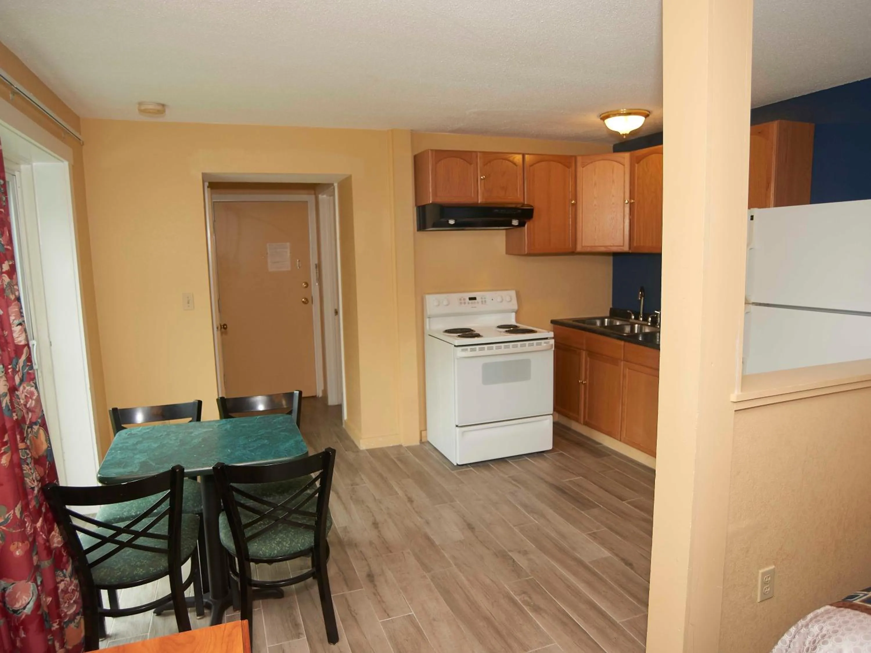 Kitchen or kitchenette in Swiss Chalets Village Inn