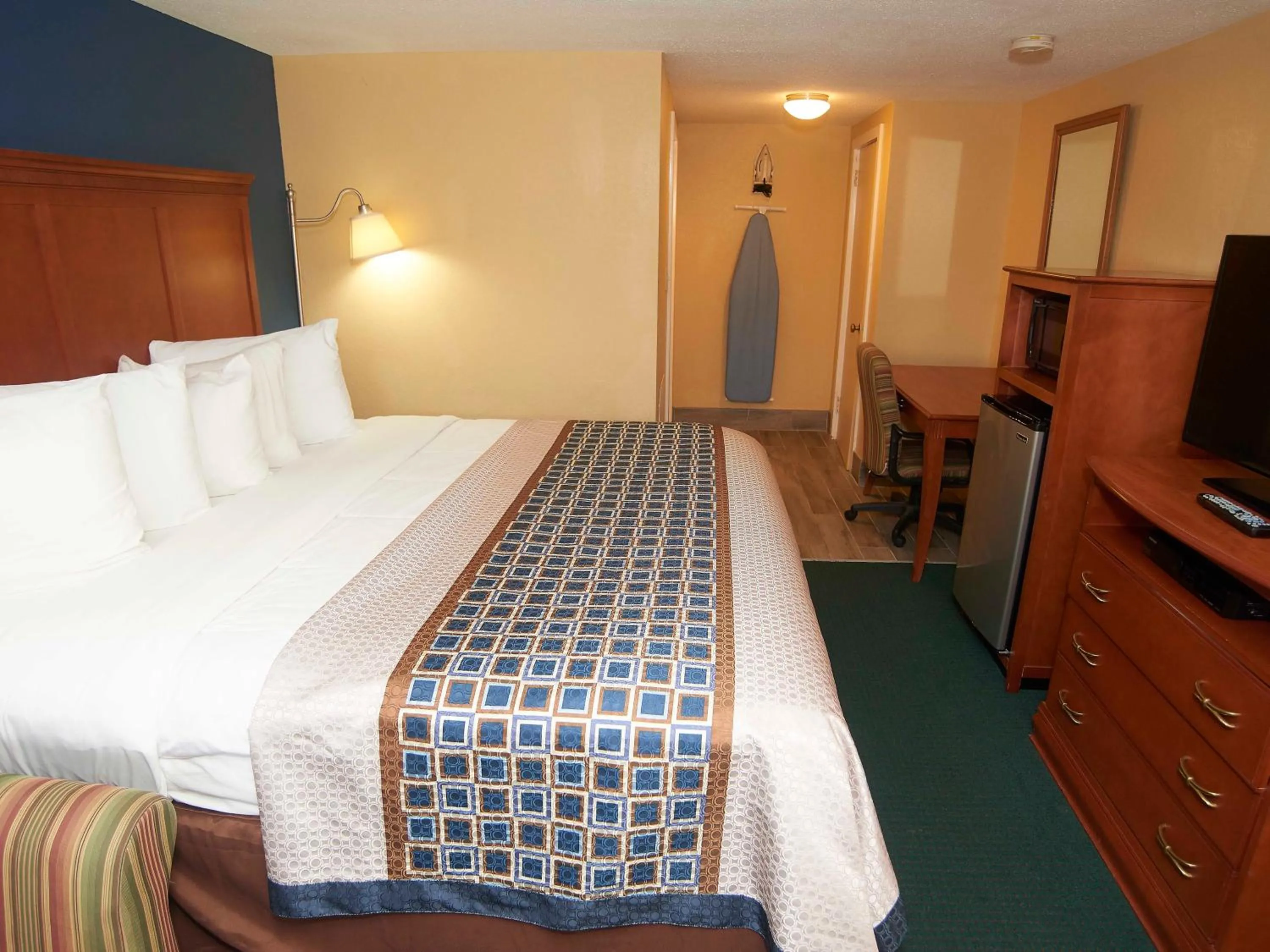 Bedroom, Bed in Swiss Chalets Village Inn