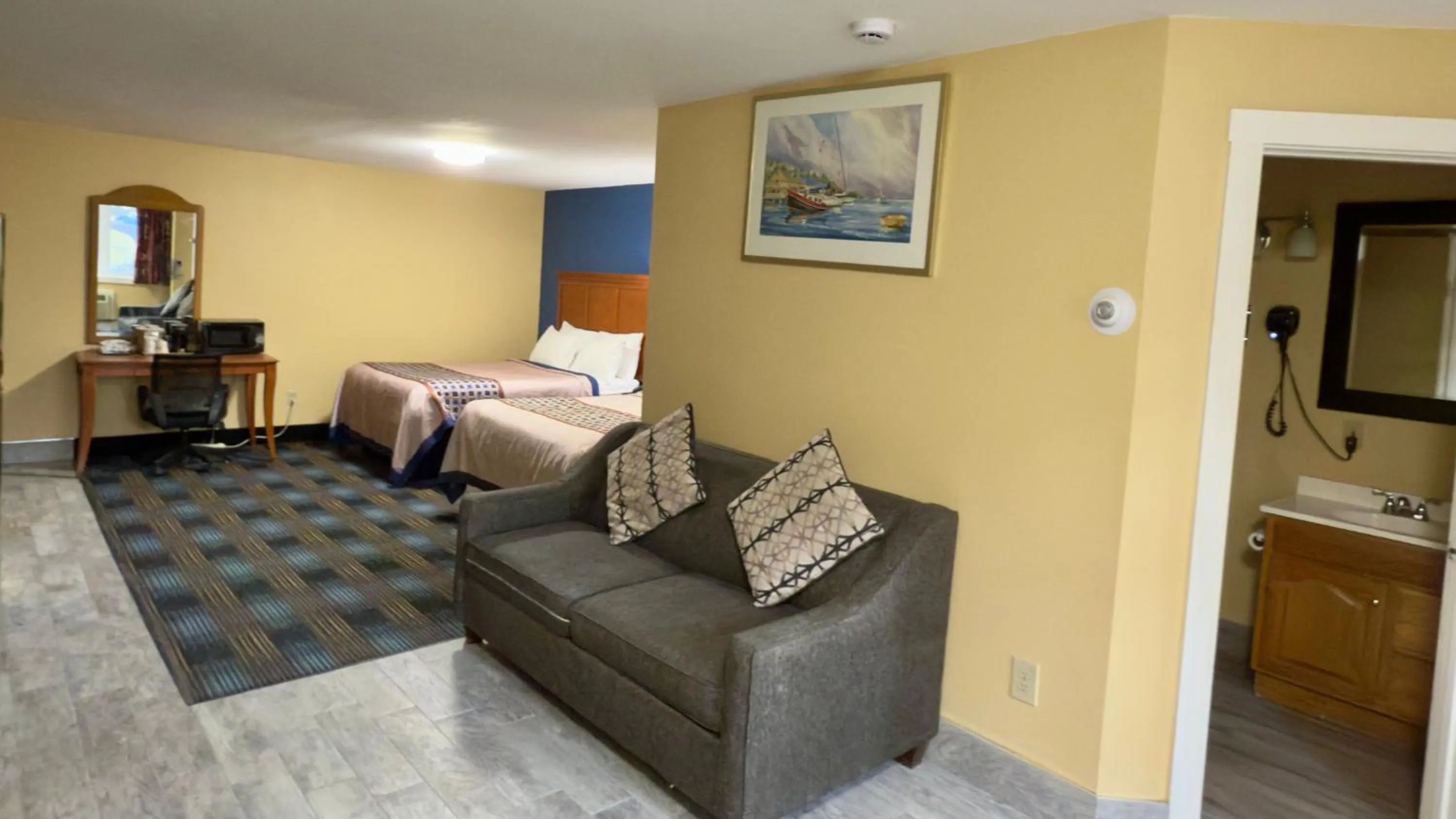 Seating area, Bed in Swiss Chalets Village Inn