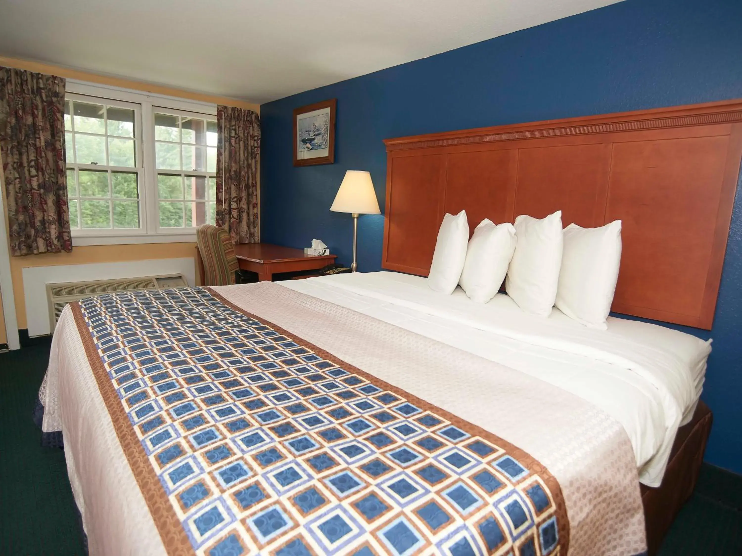 King Room in Swiss Chalets Village Inn King Room in Swiss Chalets Village Inn