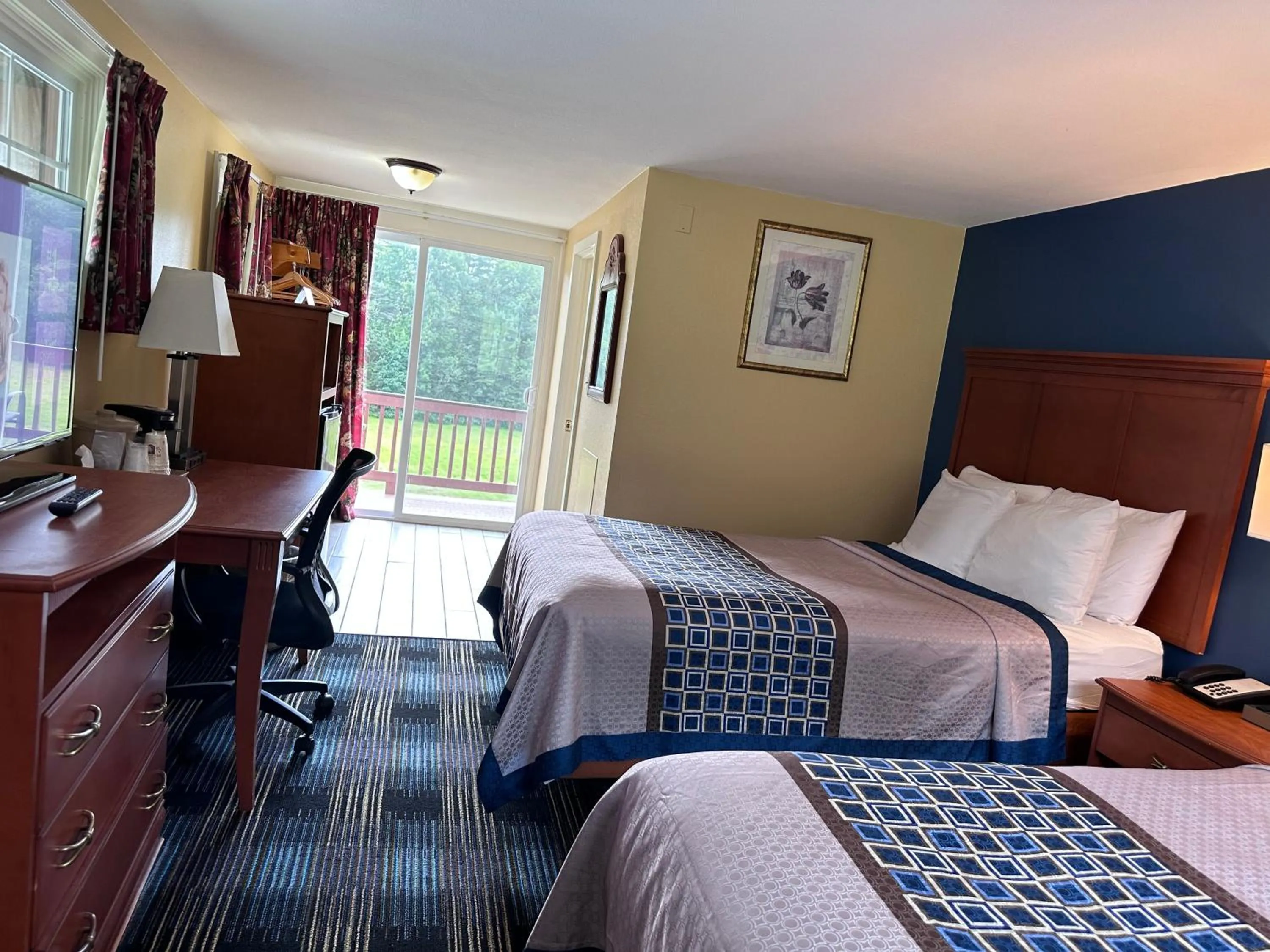 Bedroom, Bed in Swiss Chalets Village Inn