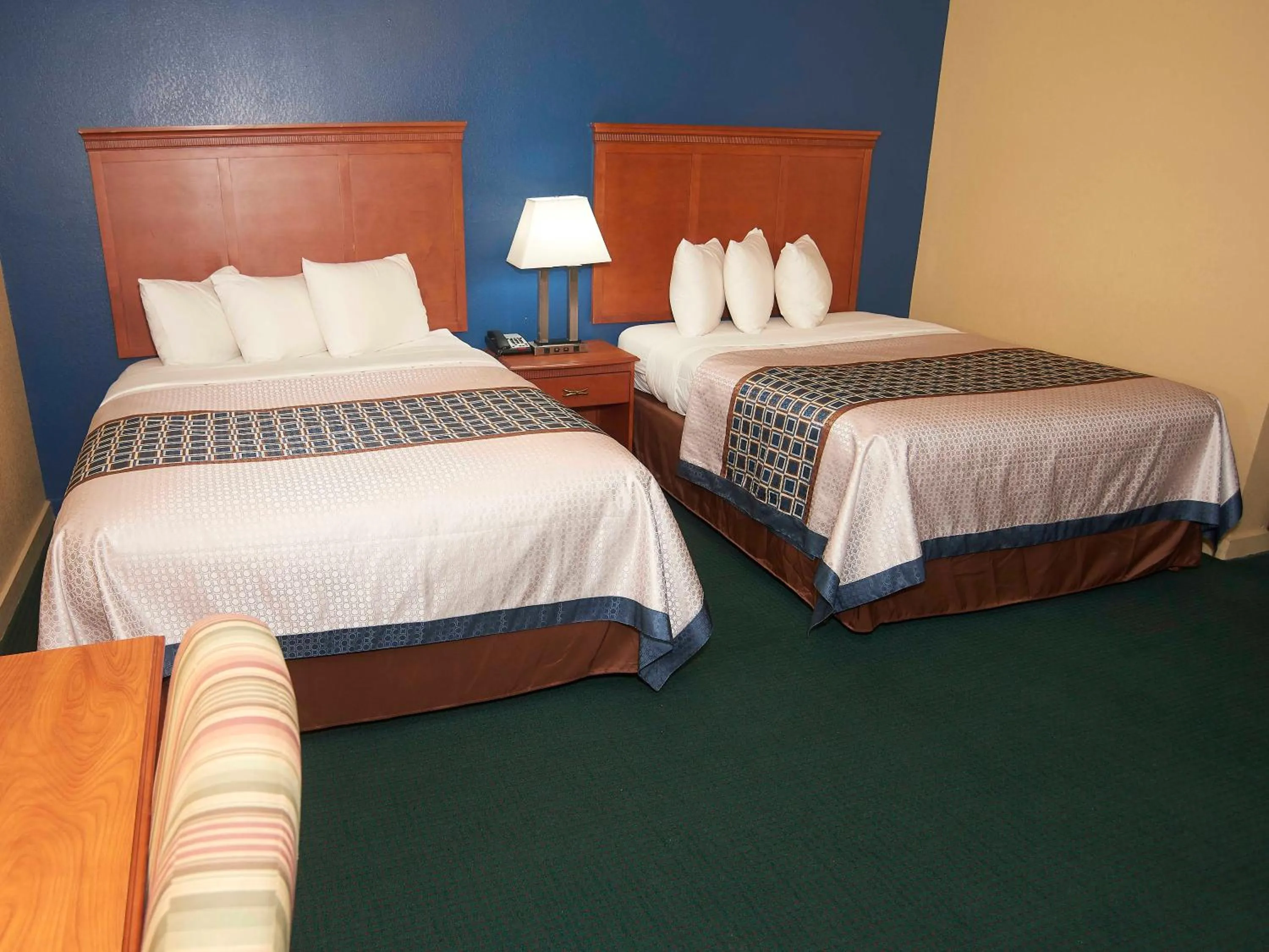 Bedroom, Bed in Swiss Chalets Village Inn