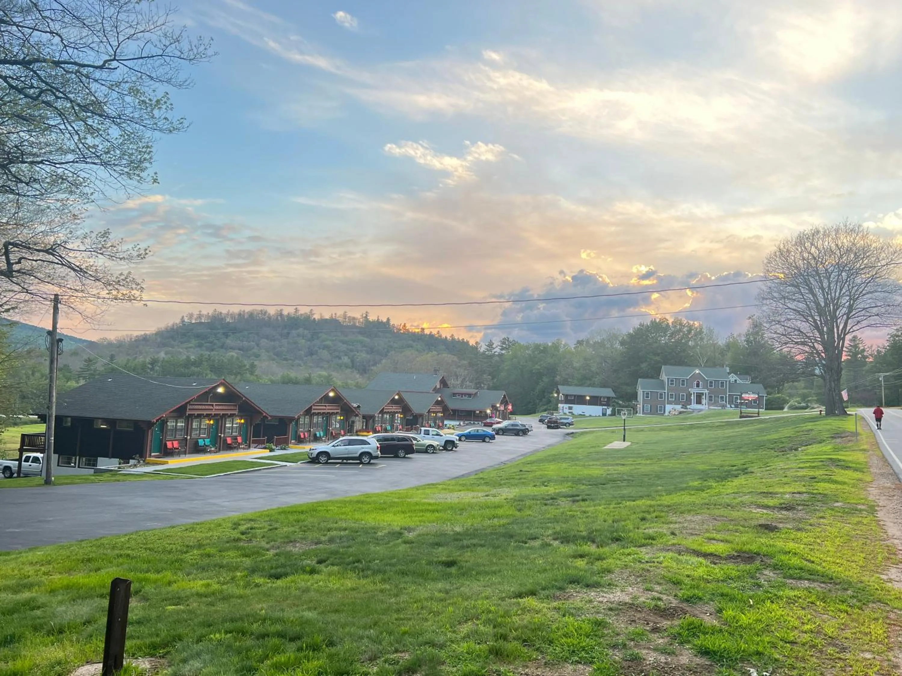 Property building in Swiss Chalets Village Inn