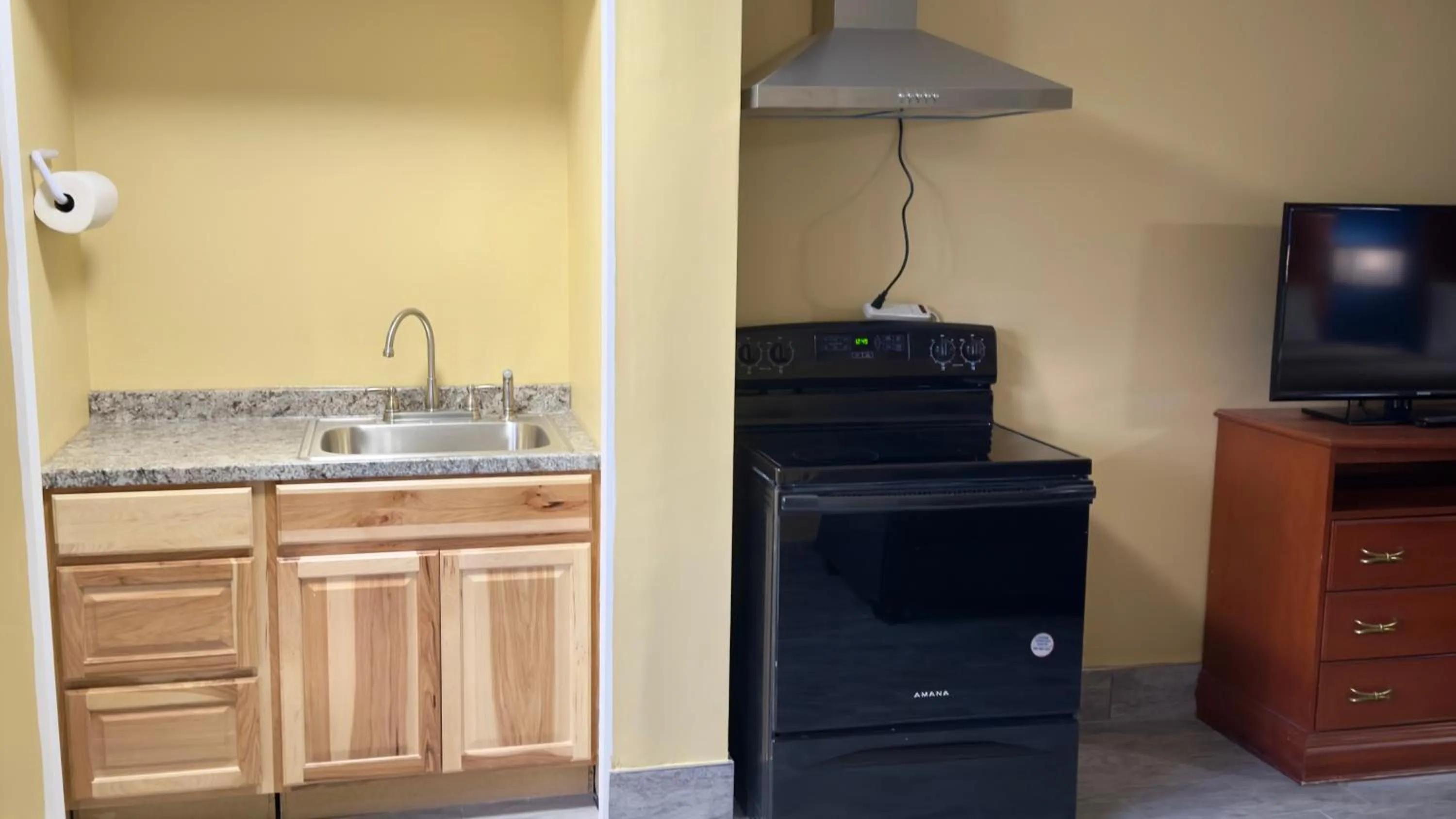 Kitchen or kitchenette in Swiss Chalets Village Inn