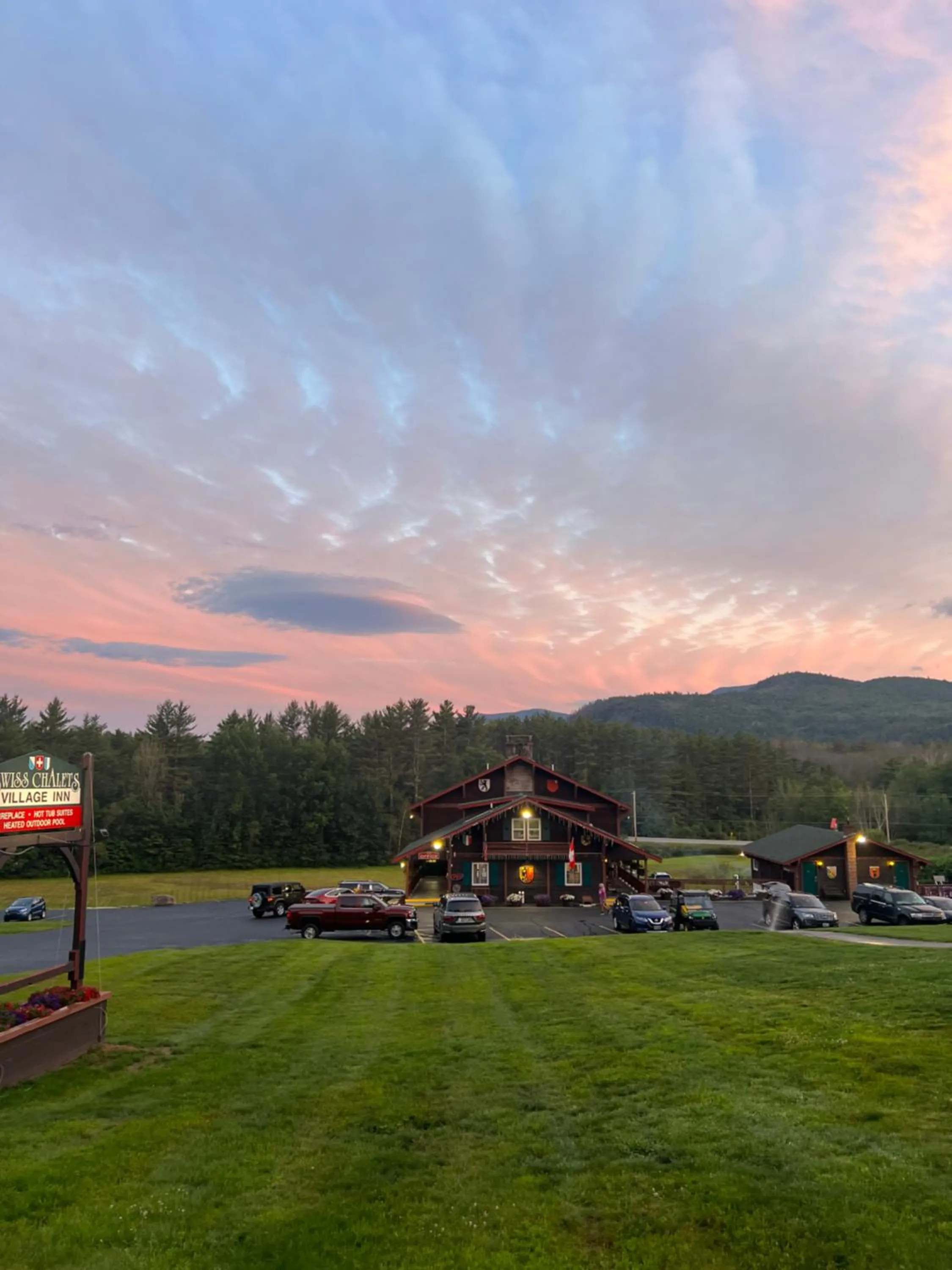 Evening entertainment in Swiss Chalets Village Inn