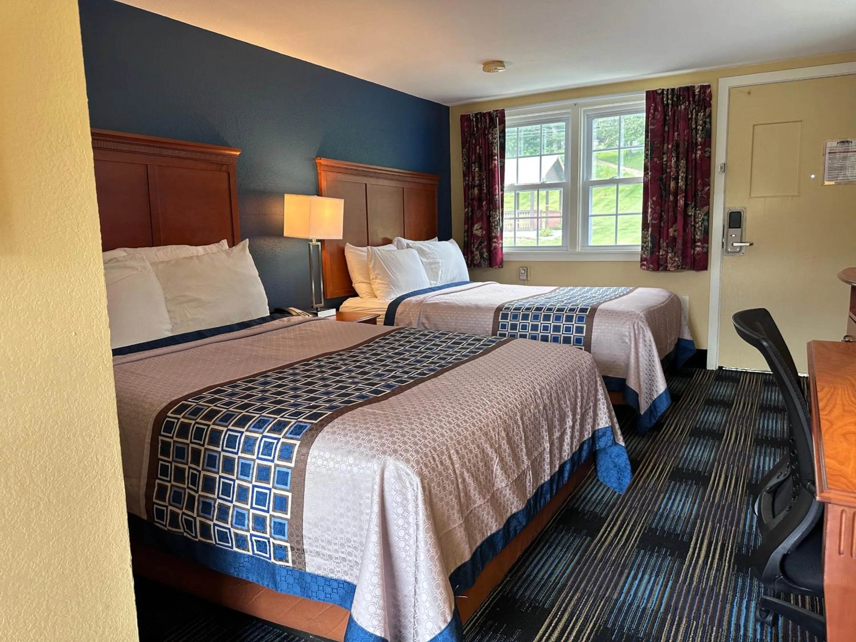 Bedroom, Bed in Swiss Chalets Village Inn