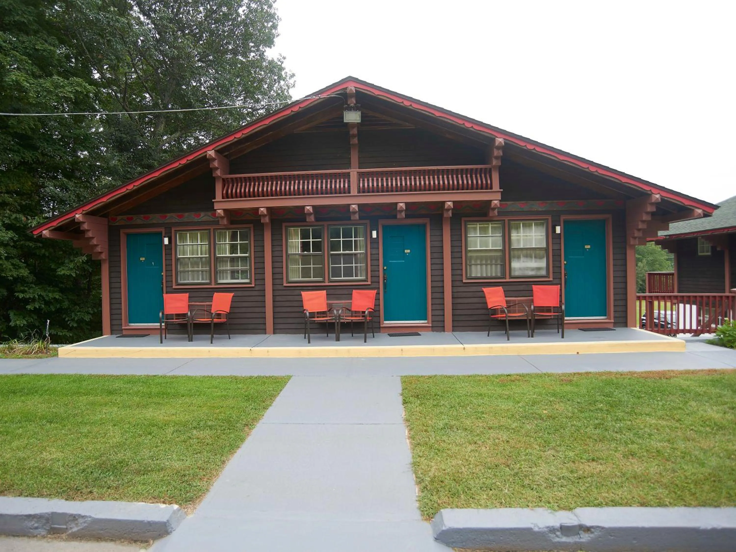 Property building in Swiss Chalets Village Inn