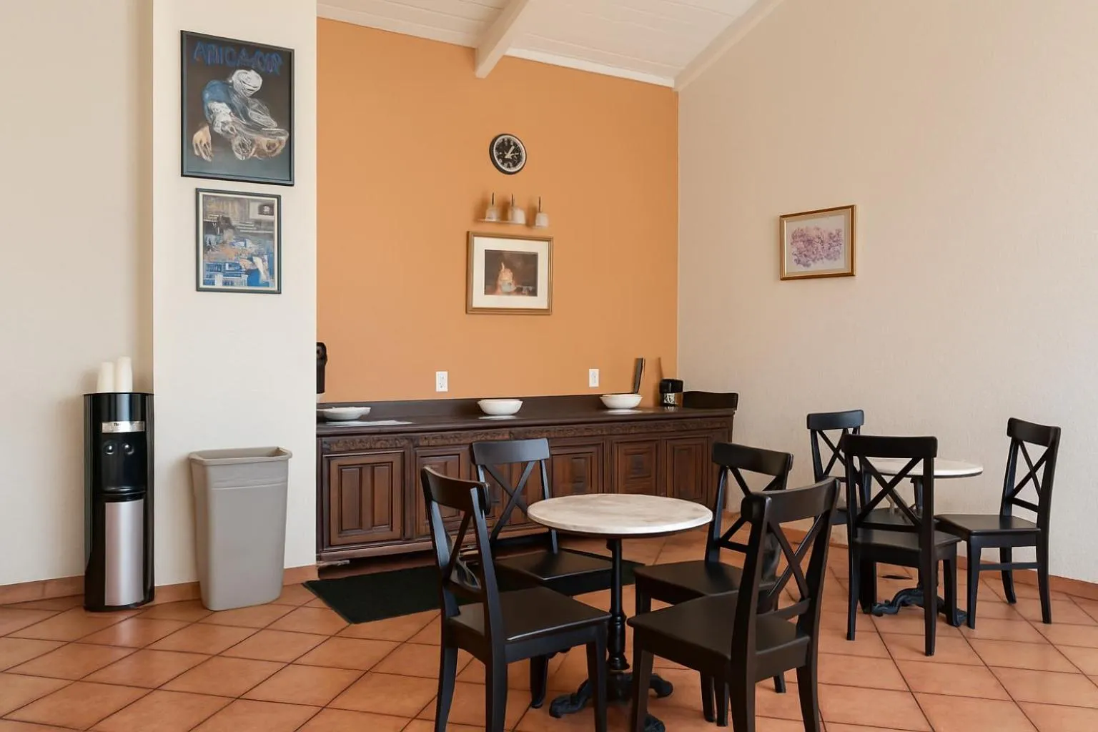 Seating area in Granada Inn