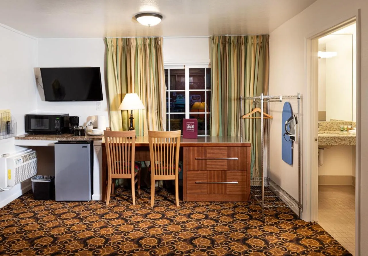 Photo of the whole room in Granada Inn