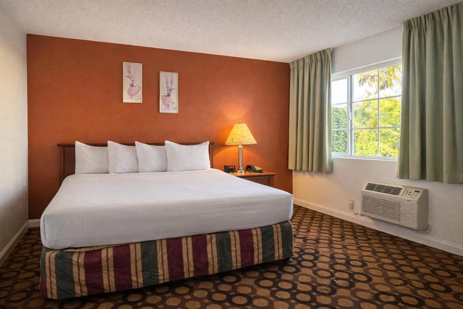 Bedroom, Bed in Granada Inn