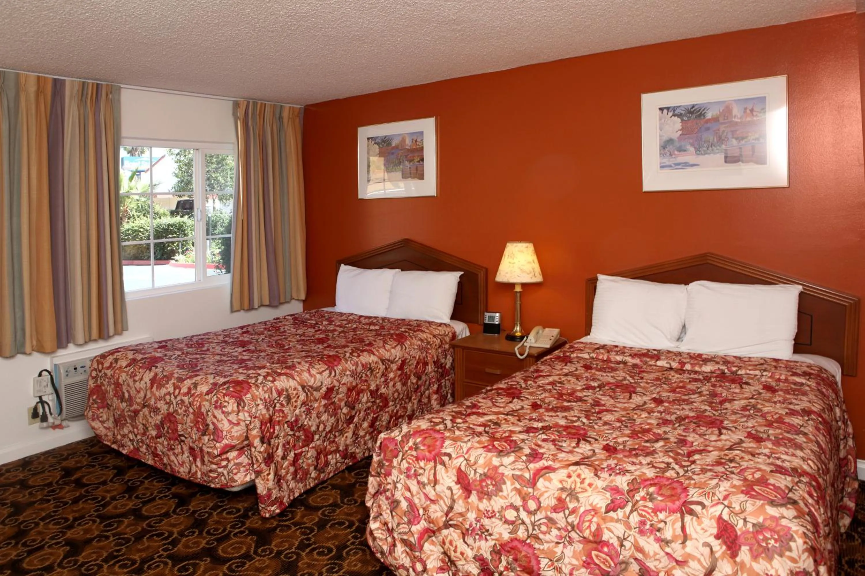 Bedroom, Bed in Granada Inn