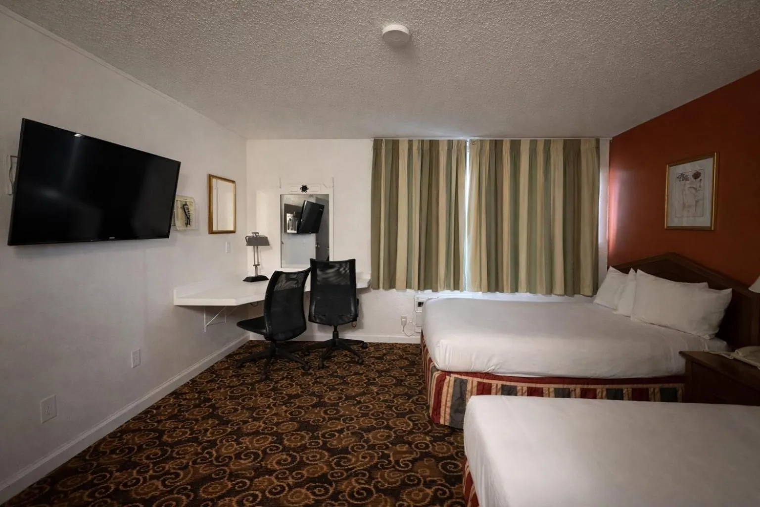 Bedroom, Bed in Granada Inn