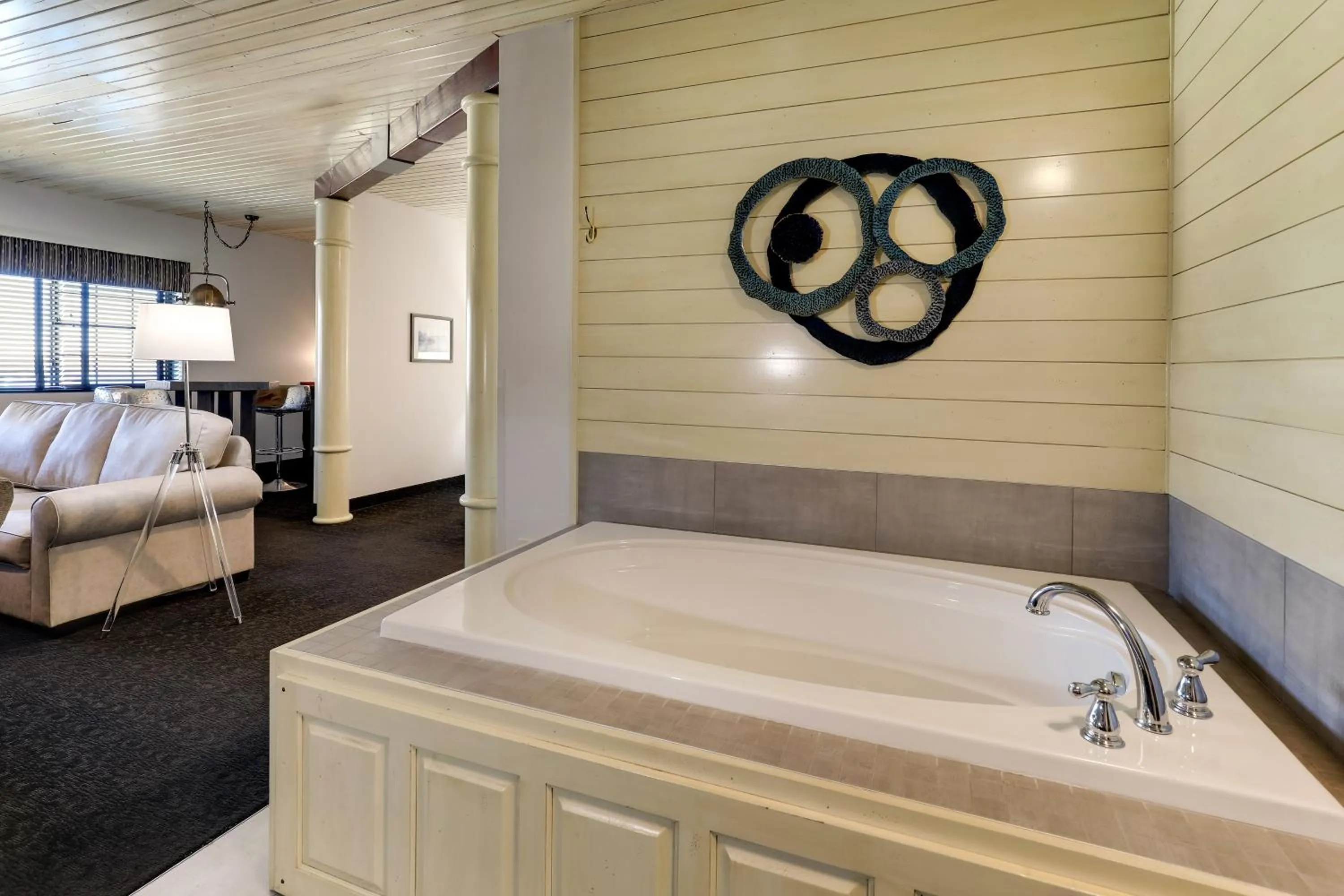 Hot Tub, Bed in Stoney Creek Hotel Tulsa - Broken Arrow