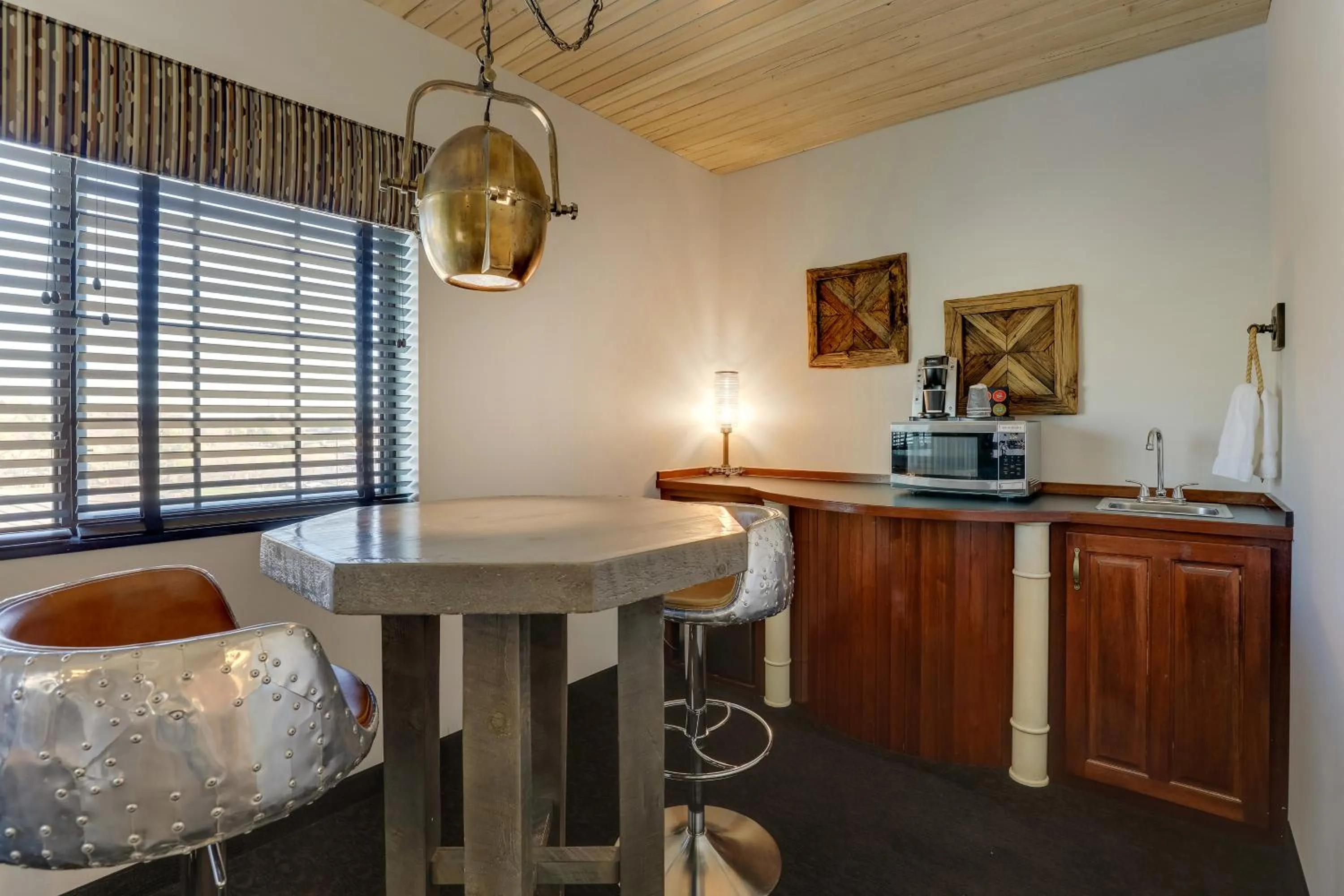 Seating area in Stoney Creek Hotel Tulsa - Broken Arrow