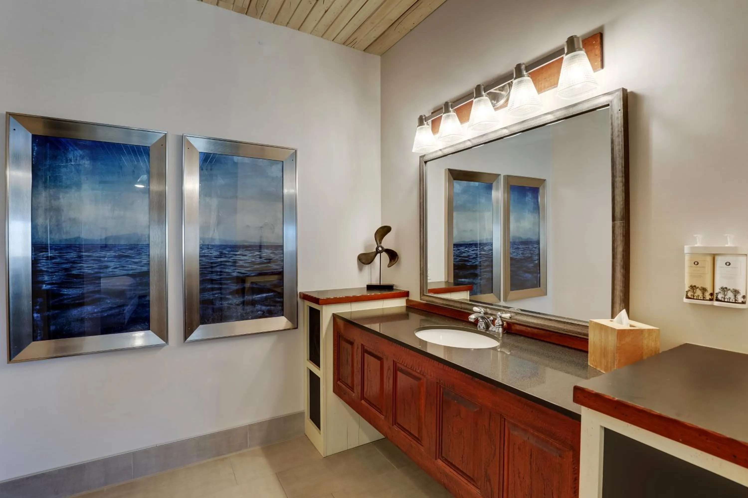 Bathroom in Stoney Creek Hotel Tulsa - Broken Arrow